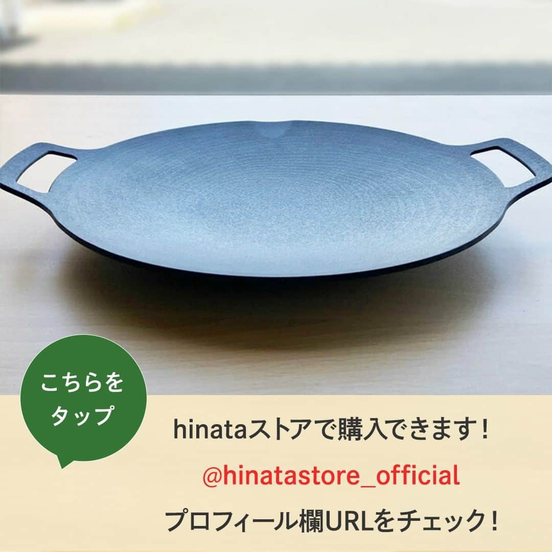 hinata_outdoorさんのインスタグラム写真 - (hinata_outdoorInstagram)「＼hinataスタッフも愛用中✨／  JHQ(ジェイエイチキュー)から発売している 「鉄板マルチグリドル」は、 軽くて焦げ付かない最強ギア🤩  平たいお皿のような形状ですが、 焼く、炒める、煮るをパーフェクトにこなす、 アウトドアの強い味方です❗️  今回はマルチグリドルを愛用中のhinataスタッフに 使い方や選んだ理由などを聞いてみました👀✨  hinataストアからも購入できます👍 @hinatastore_official プロフィール欄URLへGO🏃‍♀️✨  **************  #hinataoutdoor を付けて アウトドアシーンをアップしてください🏕  素敵な投稿はリポストさせていただきます!  〜hinataの別アカウント〜 ・こだわりのキャンプギア🔦  　@hinatastore_official ・キャンプ場紹介・予約⛺ 　@hinata_spot ・そとごはんのアイディア🍳 　@hinatakitchen **************  #キャンプ #アウトドア #キャンプ部 #ソロキャンプ用品 #ソロキャンプギア #デュオキャンプ #ファミキャン初心者 #ファミリーキャンプ #キャンプ初心者 #キャンプ女子 #グループキャンプ #グルキャン #夫婦キャンプ #カップルキャンプ  #子連れキャンプ #ママキャンパー #キャンプギア紹介 #アウトドアギア #キャンプ道具紹介 #キャンプ道具 #キャンプ必需品 #キャンプ料理 #キャンプご飯 #アウトドア料理 #アウトドア飯 #マルチグリドル #マルチグリドル料理 #鉄板マルチグリドル」12月31日 18時00分 - hinata_outdoor