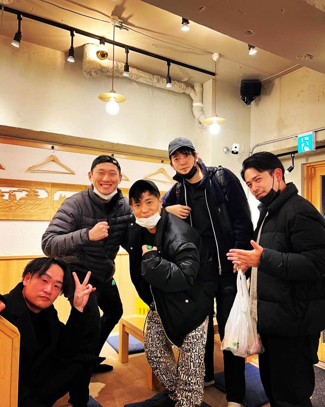三浦孝太のインスタグラム：「ピカピカの忘年会 いろいろとあった2022年 2023年末にまた笑っていられますよう 来年はチャレンジの年に したいと思う 来年も宜しくお願い致します🙇‍♂️  #ピカピカ  #忘年会」