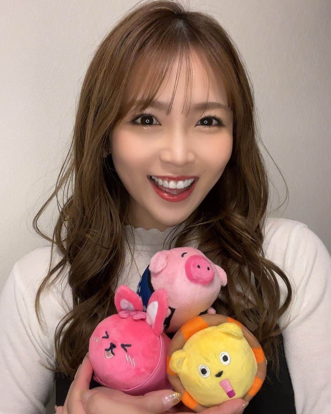 河内麻沙美のインスタグラム：「#2022 ． ． 2022年ありがとうございました❤️ たくさーんの思い出がたくさん出来ました🥰✨ ． 子供たちもどんどん大きくなって、会話も普通にできるようになっちゃって🤣💓毎日がもっと楽しくなってきました❤️ ． 2023年もHappyな1年になりますように🍀 ． 配信も頑張るぞー❤️ みんないつも本当にありがとう❤️ 来年もよろしくお願いしますっ🥰🙏✨ ． 良いお年をお迎えください😘 ． #２児のママ#LILIRIKU#年子#ライバー#ママライバー#ポコチャ#ポコチャライバー#2022ありがとう」
