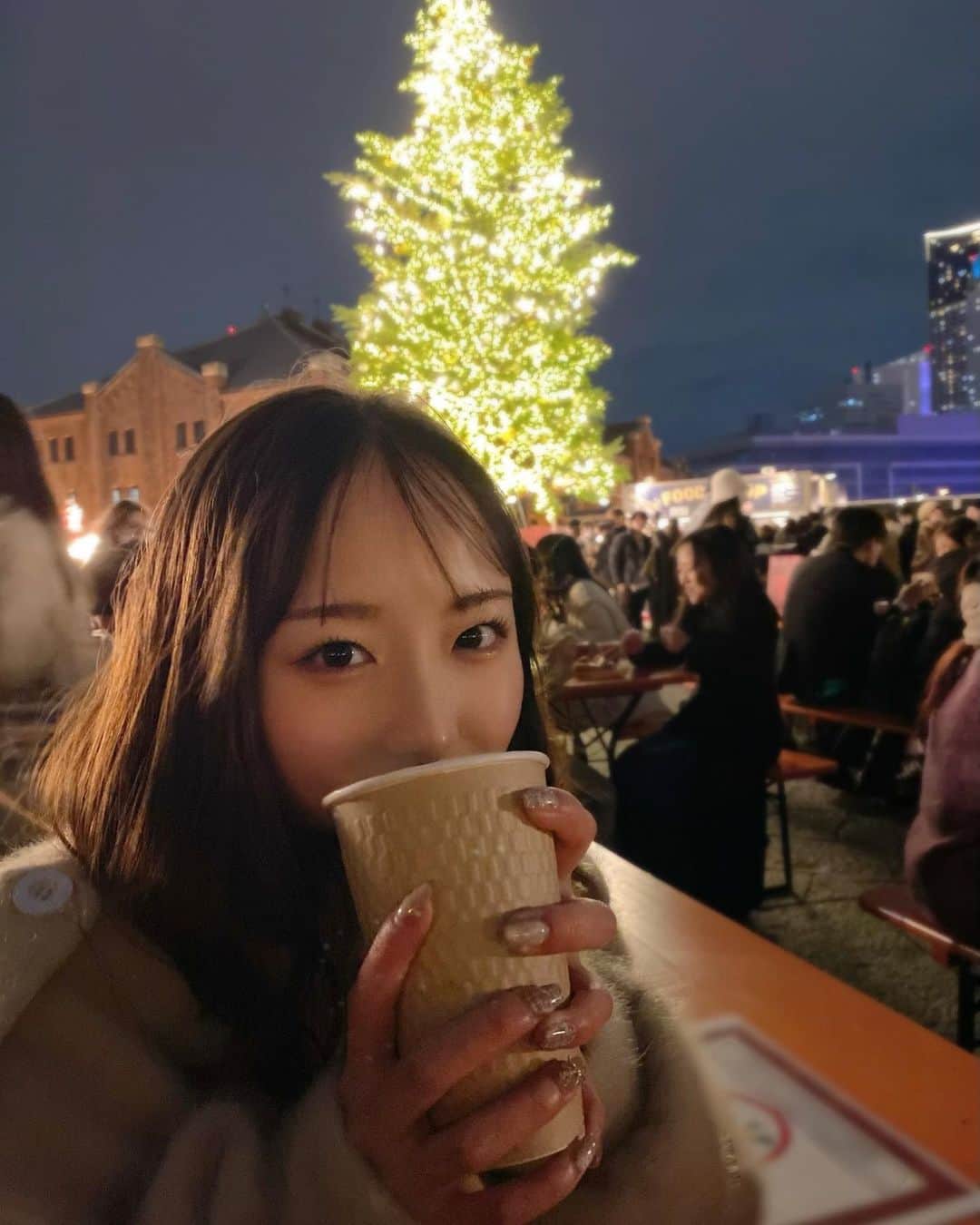 のインスタグラム：「2022もあと少しですなあ。 みんな良いお年を🤍 今年1年間ありがとうございました☺️ 来年もよろしくねー！ 寒いから暖かそうなホットチョコレートとか飲んでそうに見えて キンキンに冷えたビールを飲んでいる女を添えておきます。笑」