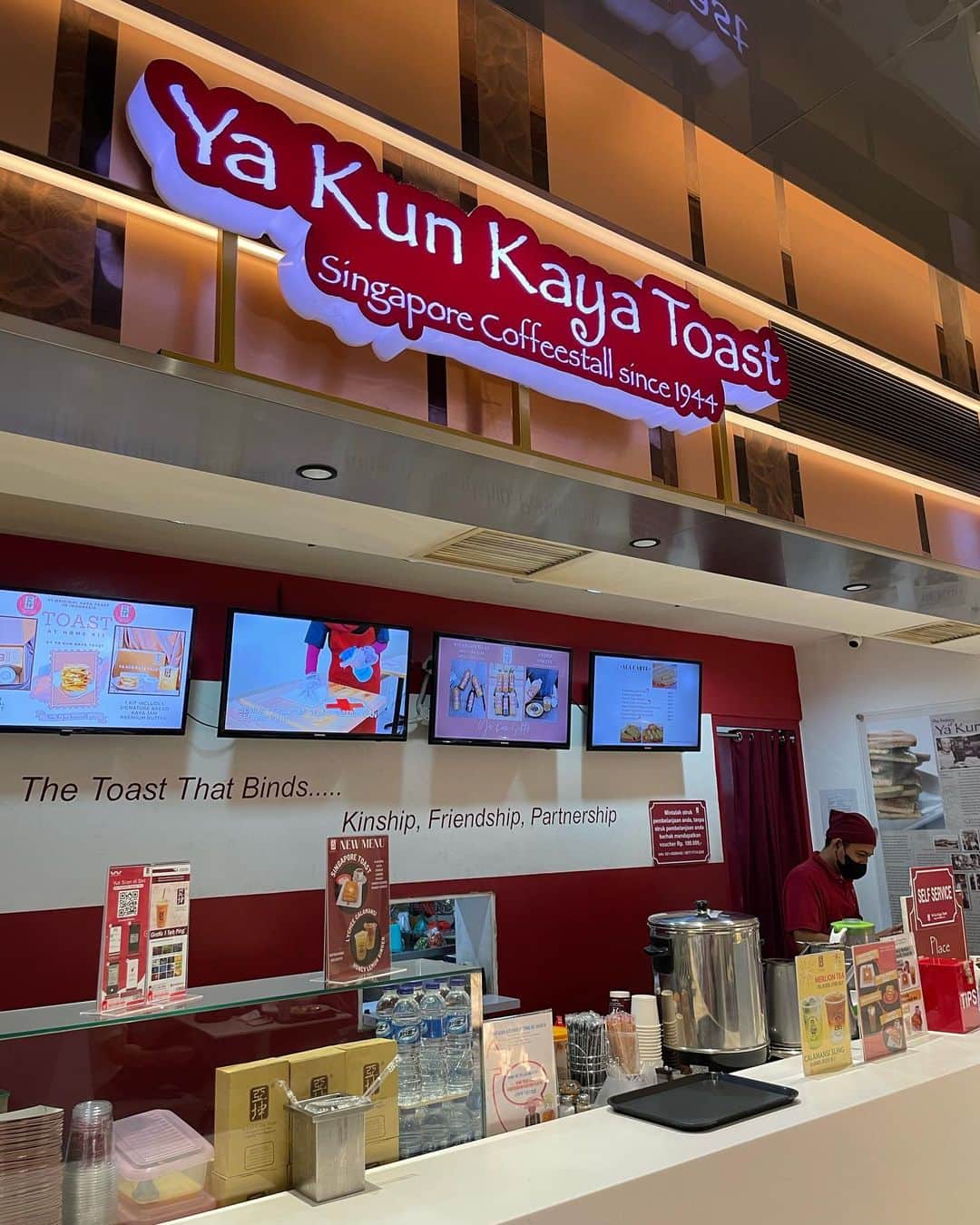 坂本奈津美のインスタグラム：「ジャカルタに戻ってから、お店でカヤトーストを食べました🥹  あまーいカヤジャムに、何層にも挟んである大量のバターが合って美味しかったです✨  無念は果たされた😊👍  #yakunkayatoast #kayatoast #singapore #jakarta #indonesia」
