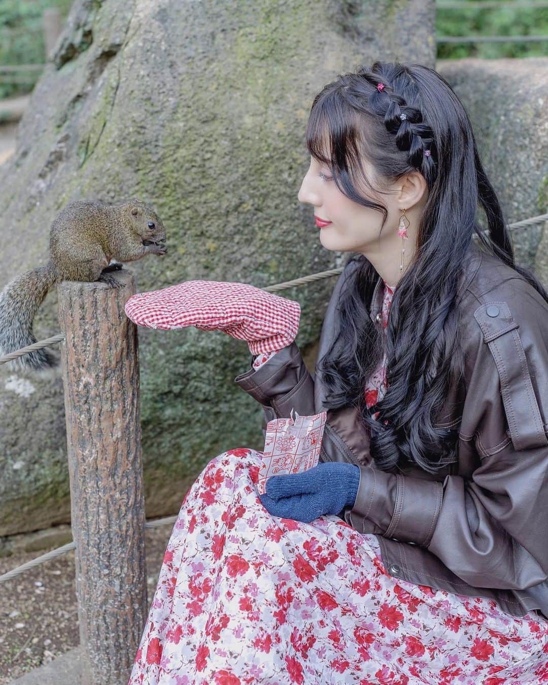 大濠ハンナのインスタグラム：「今年がもうすぐ終わってしまう〜 2022年はにゃ〜にゃ〜にゃ〜の年だけあって充実した最高の年やったにゃ〜😻 ワクワクがとまらない〜♡♡♡  みんなよいお年を過ごしてねー💕  写真はリス園に行った時の🐿 リスが人懐こくて何匹も一気に乗ってくるけんリスハーレムすぎて幸せやった♡♡ ここオススメすぎる🥰  #リス #りす園 #🐿 #animal #動物 #tokyo #cute #かわいい #animals #squirrel #ヘアメイク #年末 #ヘアアレンジ #ヘアメイク #hairstyle #動物大好き #町田リス園 #photo #japan #写真 #photooftheday #ポートレート#カメラ日和2022」