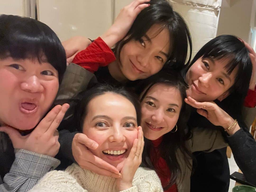 水川あさみのインスタグラム：「何年か前の私達を再現した、年末の忘年会。 私達は年齢を重ねていくけど カメラの画質は上がっていく なんとも理不尽🤦🏻‍♀️  さぁて、カウントダウンこいこい！ まっさらな新しい気持ちで新年迎えるの気持ち〜！ たのしい時間の始まりじゃ♡」