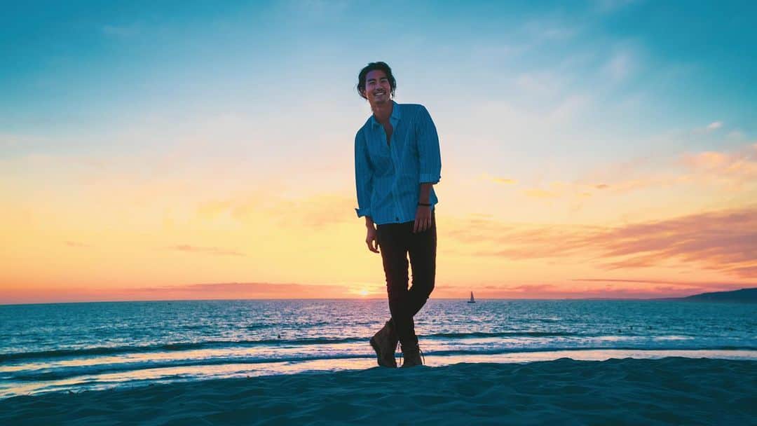 玉城大志さんのインスタグラム写真 - (玉城大志Instagram)「【Good bye 2022】  皆さん、2022年はどうでしたか？ How was your 2022?  僕の2022年は俳優として大きなターニングポイントの一つだったと思います。 My 2022 has been one of the biggest turning points of focus for my acting career.  ハリウッドで有名なイヴァナチャバックのアクティングクラスに通い始めて、俳優として更に成長できたと思います。そして、一緒に頑張る俳優の仲間もたくさんできました。 I started the Ivan Chubbuck Acting class which has improved my acting skills and helped me make many new actor friends who have inspired me along the way.  ８年かけて、SAG（俳優組合）にも入会しました。笑 I joined SAG.  俳優以外の活動でも、ハリウッドのライフスタイルを配信するYouTubeチャンネルも始めました。まだ観れてない方はぜひ、プロフィールからチェックしてみて下さい！ I also started my own YouTube channel that covers my weekly lifestyle (check my bio!)   夢を追いかけることは簡単じゃないけど、その過程も楽しんでいます。来年もまだどうなるかわかりませんが、すごく楽しみにしています。 It’s been an enjoyable struggle to chase my dream and I look forward to what next year has to offer.   それでは皆さん、良いお年を♪また2023年でお会いしましょう！ Happy Holidays and see you guys in 2023!   Photo by @tacma_dan」12月31日 18時17分 - taishi.0621