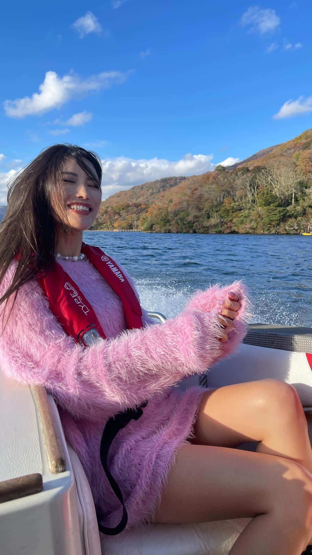 MIKAのインスタグラム：「Last day in 2022, gonna miss you😌 Wishing you all a happy and blessed 2023💐  今年の大晦日はより一層特別な気持ちで🍵 このムービーは途中から荒波のような水しぶきが舞いますがこれも人生のようですか笑？🚤 サムネもみだれ髪与謝野晶子にしておきました。  皆さんが幸せに過ごせますように♡ 良いお年をむかえてね✨  ⠀」