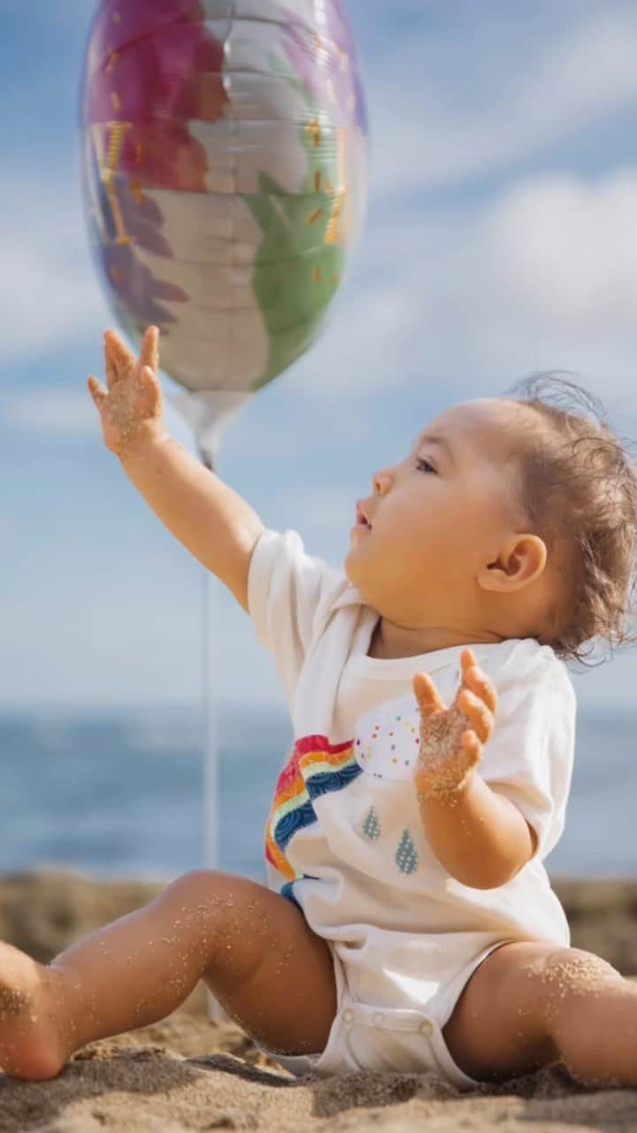 アンジェラ・磨紀・バーノンのインスタグラム：「As the year comes to an end, there is one last thing I really want to share.  Our biggest WIN! Something Jordan and I longed for and visualized all year long.  ROSIE’s first Birthday party!!  I held onto this image of Rosie turning one and celebrating with my friends and family when Rosie was in NICU. It was that image that gave me hope and got me through all the difficult times. So when it came to her party, I went over the budget and invited so many people😝 It was so beautiful💕💕💕 We had it at @treehouse_hawaii where Jordan and I got married. I had a help from @y.u.kaneko @emiumeda_ @tiarethomas and Aichan to decorate the place in pretty & colorful decor. Rosie had her first Lei po’o from @eco.mindful.lei. A lovely cake from @831natsuko. I had Jordan’s family and my friends cook and cater food from @thydastacos and @koki_ky1219. I catered delicious gelato from @ilgelatohawaii 😋 The party turned out to be more than what I expected. It was filled with abundance of love and joy✨ Our friend @sam_rintaro also shot all the photos and made a video of Rosie’s special day for us to remember forever🙏🏼  Thank you all for being a part of our life❤️  I hope all of you’ll have a wonderful new year✨🌈🤙🏼  2022年が終わる前に、今年1番の嬉しかったspecial momentを是非みなさんとシェアーをさせて下さい。 愛するロージーの一歳の誕生日🌈 先が見えなくなった時はこの日のことを想像して今まで乗り越えてきました。 その待ちに待った日がやっと来た！と歓びで胸溢れる私は予算も人数も最初の予定より随分とオーバーしながらも @madeinhawaiitv の撮影で行ったジェラート屋さんがあまりにも美味しくて、ケーターリングをオーダー @ilgelatohawaii 😅 ロージーが一歳になるまでの道のりを共に歩んでサポートしてくれた愛するお友達がデコレーションから食事に準備と手伝ってくれました。🙏🏼  素敵な写真にビデオも作って頂きました！@sam_rintaro   沢山の人々の笑顔と優しさと愛に包まれた日💕 私にとってスペシャルな場所 @treehouse_hawaii が更に思い出深い場所になりました。  今年一年、どんな一年でしたか？  私は子育て奮闘の毎日でした。まさに人生を捧げるとはこの事！慣れない事ばかりで全てが新しくて不安や心配が多く、未だに毎日まだ眠たくて。。それでも心は今までに経験したことの無い歓びと愛でいっぱい❤️  沢山の人々に助けられた感謝と愛の一年でした。  皆さんは2023年どんな一年にしたいですか？ 何にエネルギーを注ぎますか？  私が来年エネルギーを注ぐのは: ママ業=もっと楽しむ！ supportiveでlovingな人々とのコミュニティ。 好きなヨガ、テレビのお仕事、ocean！ セルフケアー/Self Love 💕  instagram や他を通じてハワイから沢山のALOHAをみなさんに届ける🌈🌈🌈  今年も一年有難う御座いました☺️ 素晴らしい新年をお迎え下さい！！！！」