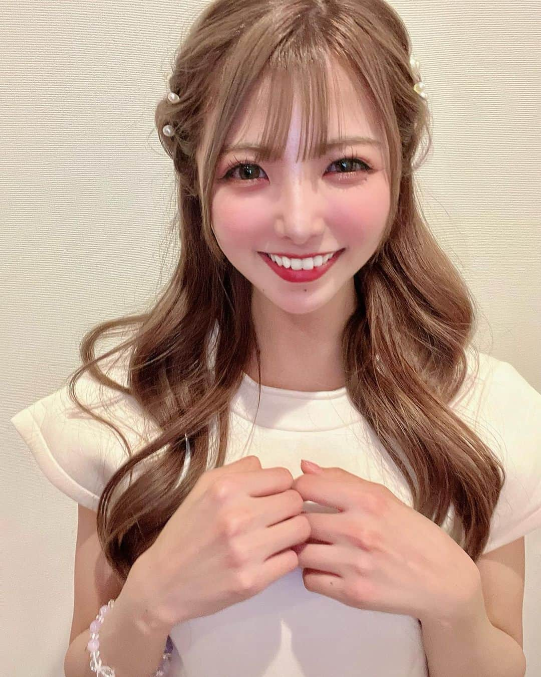 岡田栞奈のインスタグラム：「2022年大晦日、 いかがお過ごしですか？  今年も1年を振り返り自分自身、 心の成長の早さを生きていた中で 1番感じた1年でした。 考え方や生き方も180度変わり、 幸せとはなにか？幸せは探すものなのか？ 人とは存在するだけで幸せなのだと、 そう教えてくれた母の存在に感謝です。  特に12月は色々と変化がめまぐるしく、 といっても未来にむけての良き変化なので、 2023年は素敵なイベントが沢山起こる予感です....💕  皆様良いお年をお迎えください🥰 #大晦日 #今年もありがとうございました  #来年もよろしくお願いします」