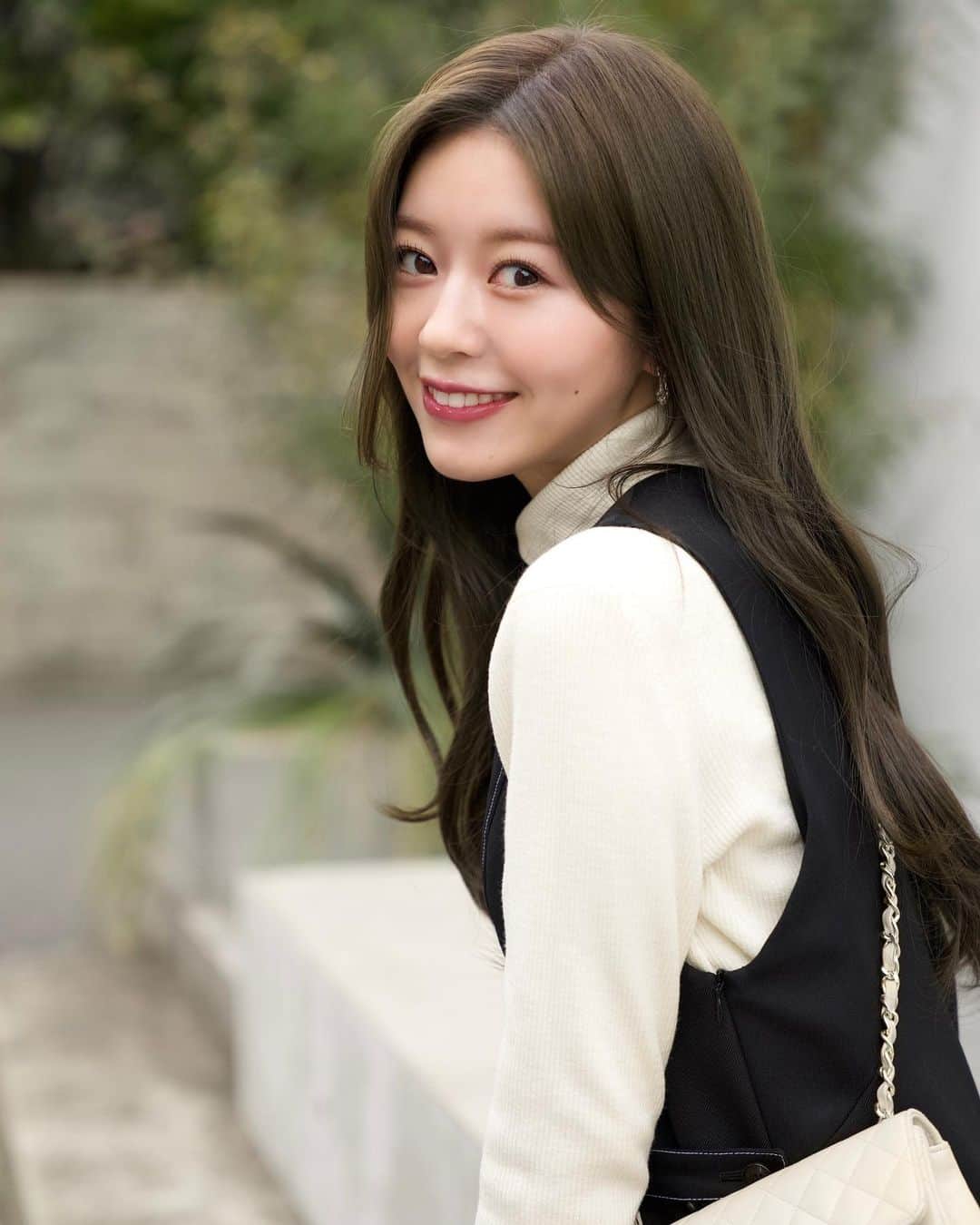 石崎日梨のインスタグラム：「⁡ 2022 ✈︎ 2023 👱🏻‍♀️🪄 良いお年をお過ごしください~ ⁡ 今年も沢山の愛をありがとうございました♡ 年内最後のヘアカラーもアッシュに🍃」