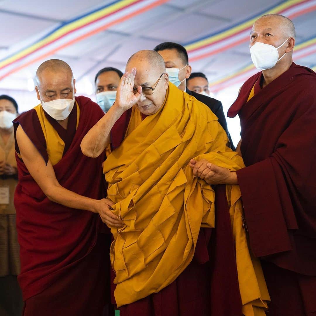 ダライ・ラマ14世さんのインスタグラム写真 - (ダライ・ラマ14世Instagram)「HHDL during the Blessing of 21 Taras on the final day of teachings at the Kalachakra Teaching Ground in Bodhgaya, Bihar, India on December 31, 2022. Photos by Tenzin Choejor #dalailama #bodhgaya」12月31日 18時39分 - dalailama