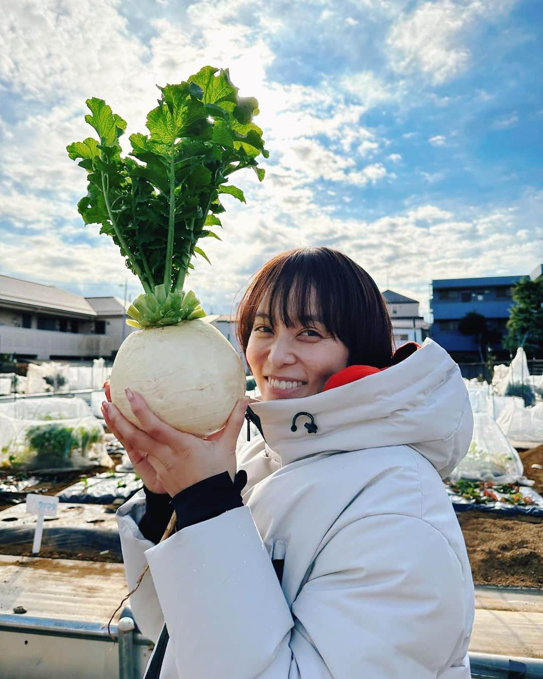 依吹怜さんのインスタグラム写真 - (依吹怜Instagram)「神々しい大根と共に年を越します。 みなさまありがとうございました。 良いお年を〜👋 #2022 #ibukitchen🧡farm」12月31日 18時34分 - ibukirey