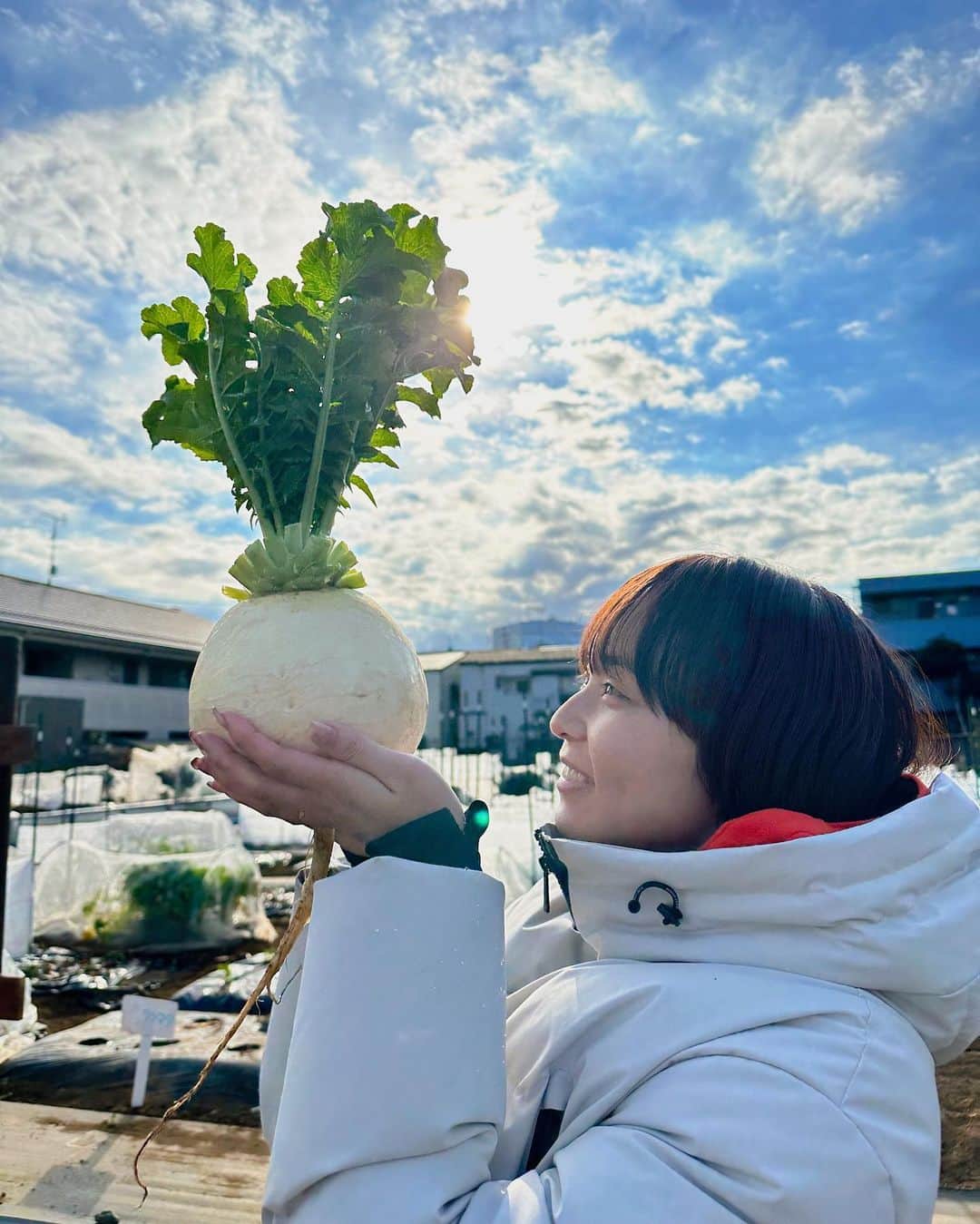 依吹怜のインスタグラム：「神々しい大根と共に年を越します。 みなさまありがとうございました。 良いお年を〜👋 #2022 #ibukitchen🧡farm」