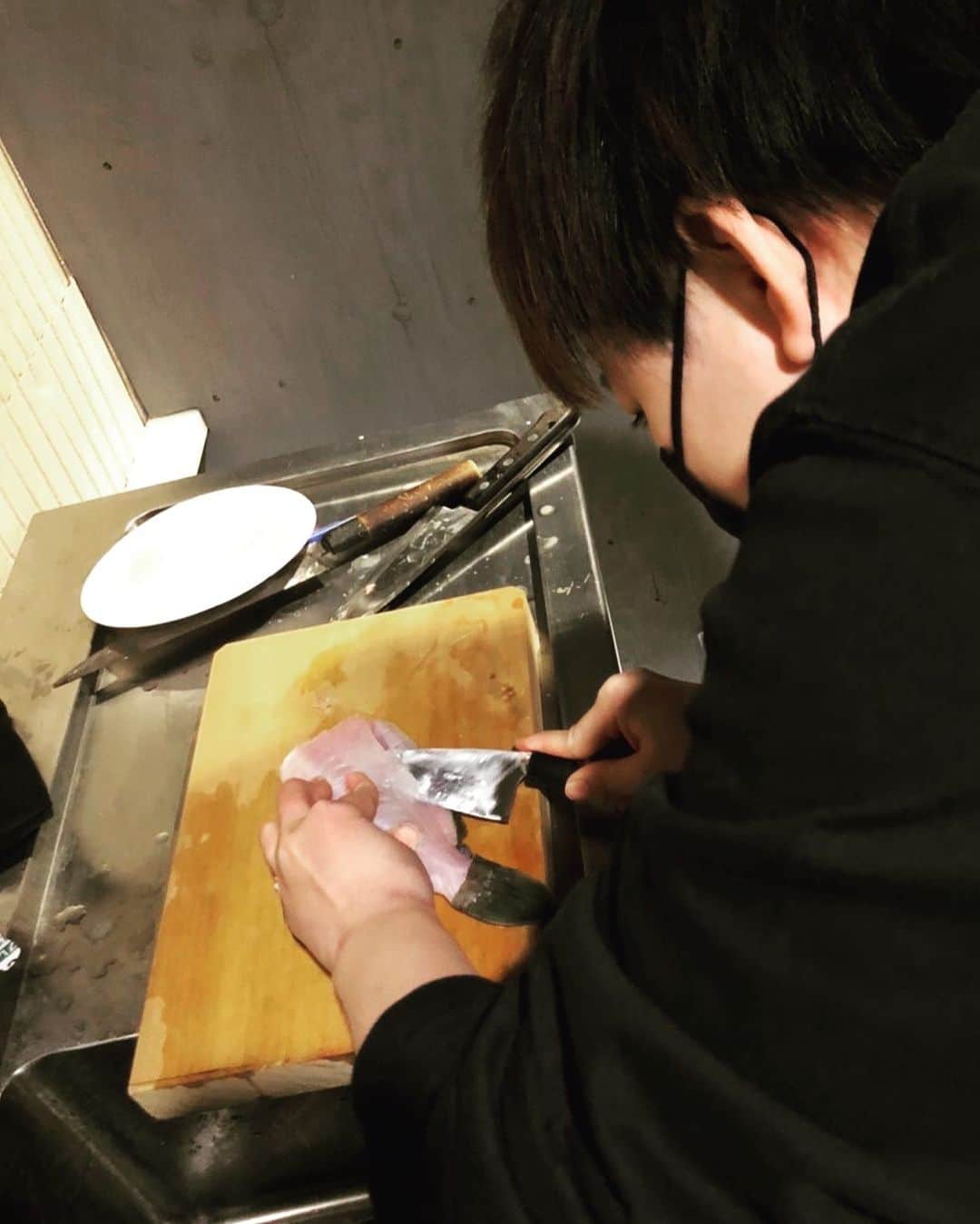 小野崎玲皇のインスタグラム：「2022年もありがとうございました！！  引退してもう2年。 実はやりたかった事が沢山ありました。 コロナが収まらず中々実現できませんでしたが今年はいくつか実現する事ができました🥳  ①魚を捌いた ②大好きな乃木坂46さんのライブに行けた ③旅行に沢山行けた (仙台、山梨、大阪、福岡、長崎、茨城、熱海) ④今年は日本酒65種類制覇！  もちろんいい事ばかりではありませんが、この1年とても充実した生活を送る事ができたんじゃないかなと思います！！  そして色んな場所で沢山の方と出会えて人との繋がりが増えたり😌 こんな自分ですが、仲良くしてくださる方、応援してくださる方に感謝の気持ちでいっぱいです。  2023年もよろしくお願いします🦁 皆さんよい年越しを🎍」