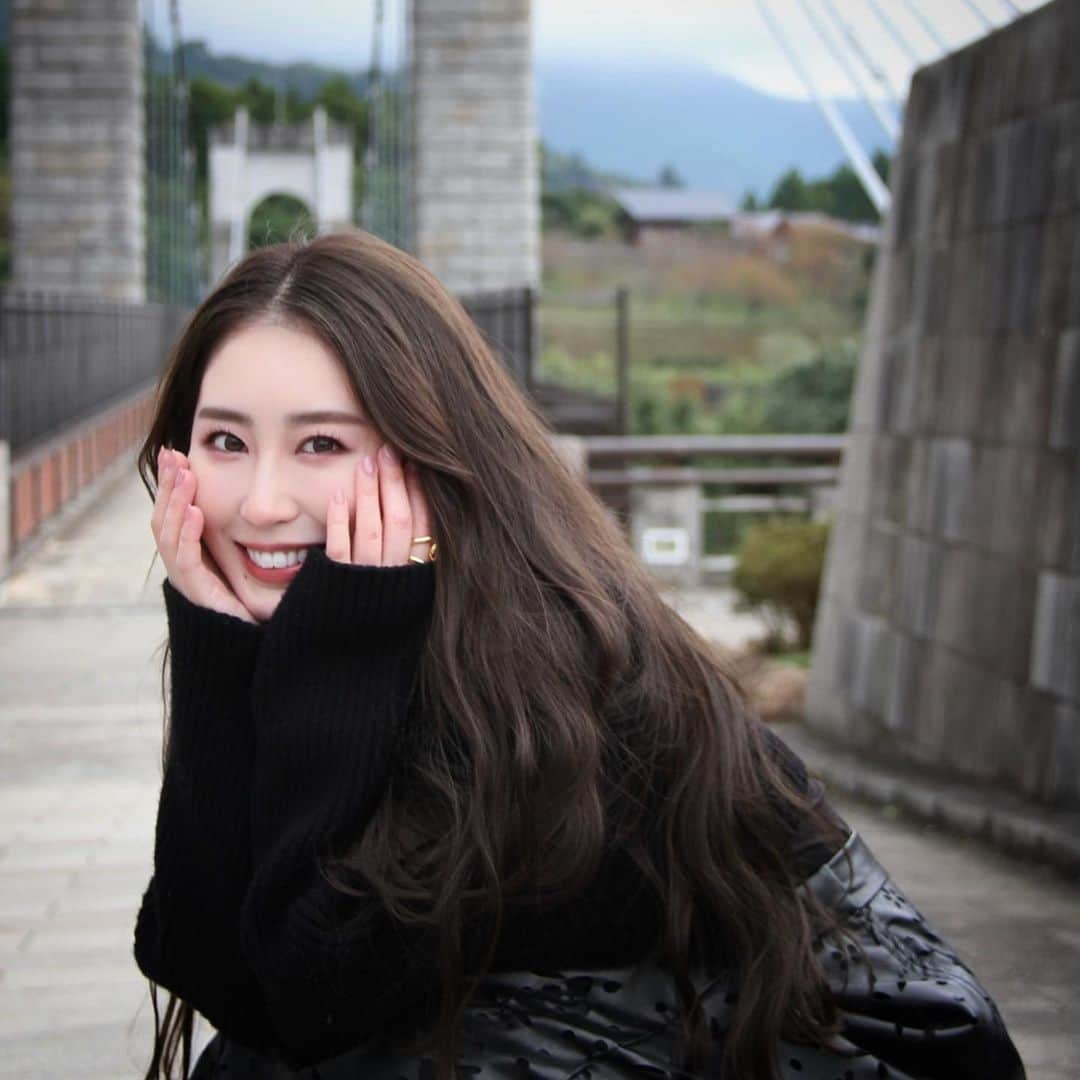 八尋莉那のインスタグラム：「2022年も大変お世話になりました。 いつも支えてくださっている皆さまのお陰で、心身ともに健やかに軽やかに過ごす事ができております✨ 愛と感謝！ 2023年も宜しくお願い申し上げます。 みなさま良いお年をお迎えくださいませ🐰 ・ ・ #2022#2023#新年#年越し#年の瀬#newyear#お正月#フォトスポット#カメラ女子#写真#写真好きな人と繋がりたい#カメラ#カメラ初心者#東京大カメラ部#Canon#eos#映え#映えスポット#撮影#ポートレート#ポートレート撮影#ポトレ#ポトレ女子#モデル#写真好き#photography#model#longhair#followme#photo」