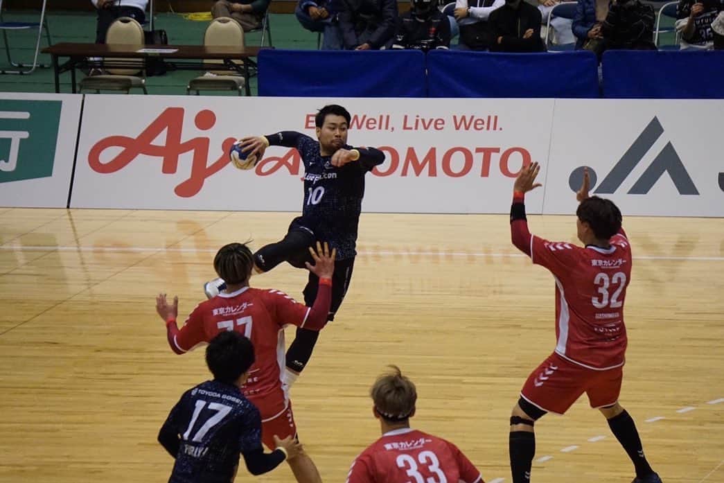水町孝太郎さんのインスタグラム写真 - (水町孝太郎Instagram)「. 大晦日、今年は久しぶりに日本🇯🇵でゆっくり過ごすことができています☺️🐶 ドイツ🇩🇪から帰国して、2年半延期していた結婚式を挙げることができ、沢山の方々に支えられているんだなと改めて感じることができました😊 また大事な方とのお別れもありました🌸少しでも恩返しできていたらいいなと思います😌 ハンドボールでは、チームの目標であった日本選手権3連覇🏆を達成するすることができました。来年はまずプレーオフ3連覇達成にむけて頑張ります💪 今年も沢山の応援ありがとうございました🙇‍♂️ 来年も沢山の応援宜しくお願いします😌  #ハンドボール #handball #犬 #可愛い犬  #豊田合成 #ToyodaGosei #豊田合成ブルーファルコン #ToyodaGoseiBlueFalcon #日本大学  #自主創造 #最後はやっぱりすけさん #良いお年を」12月31日 18時37分 - mizumachi_bf.10