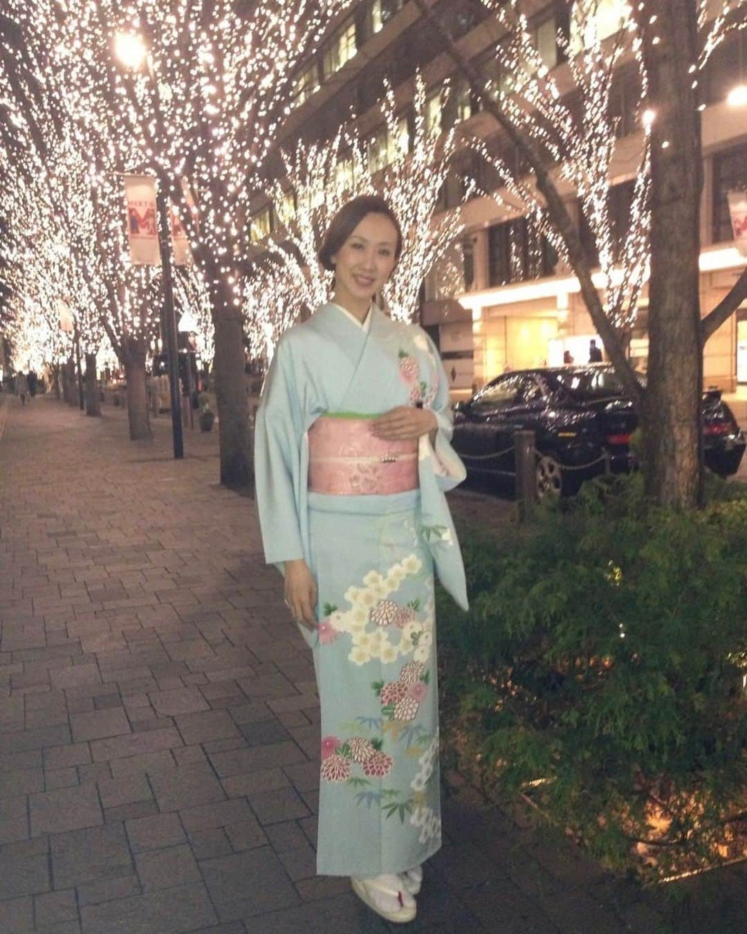 酒向杏奈のインスタグラム：「. . 今まで退団記念日は全く意識して来なかったんですが…今年のクリスマス・イヴは退団10周年という事で遅ればせながら思いを馳せていました。 . 14歳で宝塚に出会って私の人生は変わりました。すべてをかけて夢中になれるものを人生の中で見つけられた人は、それが叶ったか、叶わなかったかという一面だけではなく、その道のり自体から学ぶもの、湧き出る感情、新しい自分の発見、手を差し伸べてくださる方の愛…すべてが自分の血となり肉となり幸せものだと思います！ . 母子家庭で育った私は、幼い頃から無意識に"母に迷惑をかけないように"と良い子ちゃんでいること が自然に身について言われるがままに行動していましたが、宝塚に出会った時ばかりは自分の初めての情熱❤️‍🔥を冷ますことが出来ず、反対する母に「一度だけチャンスをください🙏」と懇願して、高校受験やら母の条件をクリアして、一度だけ受験する協力を得ることができました！ . あの時、何が自分を突き動かしていたのかわかりませんが…テレビでお稽古場で葛藤する姿や舞台に立つタカラジェンヌたちを見て . "全身全霊で生きてる✨って感じがする‼︎私もあんな風に生きてみたい‼︎" . と強く思ったことは今でも鮮明に覚えています。 . 大人になるとそういう直感が鈍くなっていくけれど…あの時の私の選択は間違っていなかったと今思えるので、これからもそんな自分ならではの感覚を大切にしていきたいなぁと思います。 . 私の人生のそれぞれの場面で、様々な形で愛をくださったすべての皆様に感謝です🕊🤍✨ . . #退団10周年 #退団記念日 #12月24日 #宝塚歌劇団 #雪組 #85期 #花帆杏奈 #10yearsago」