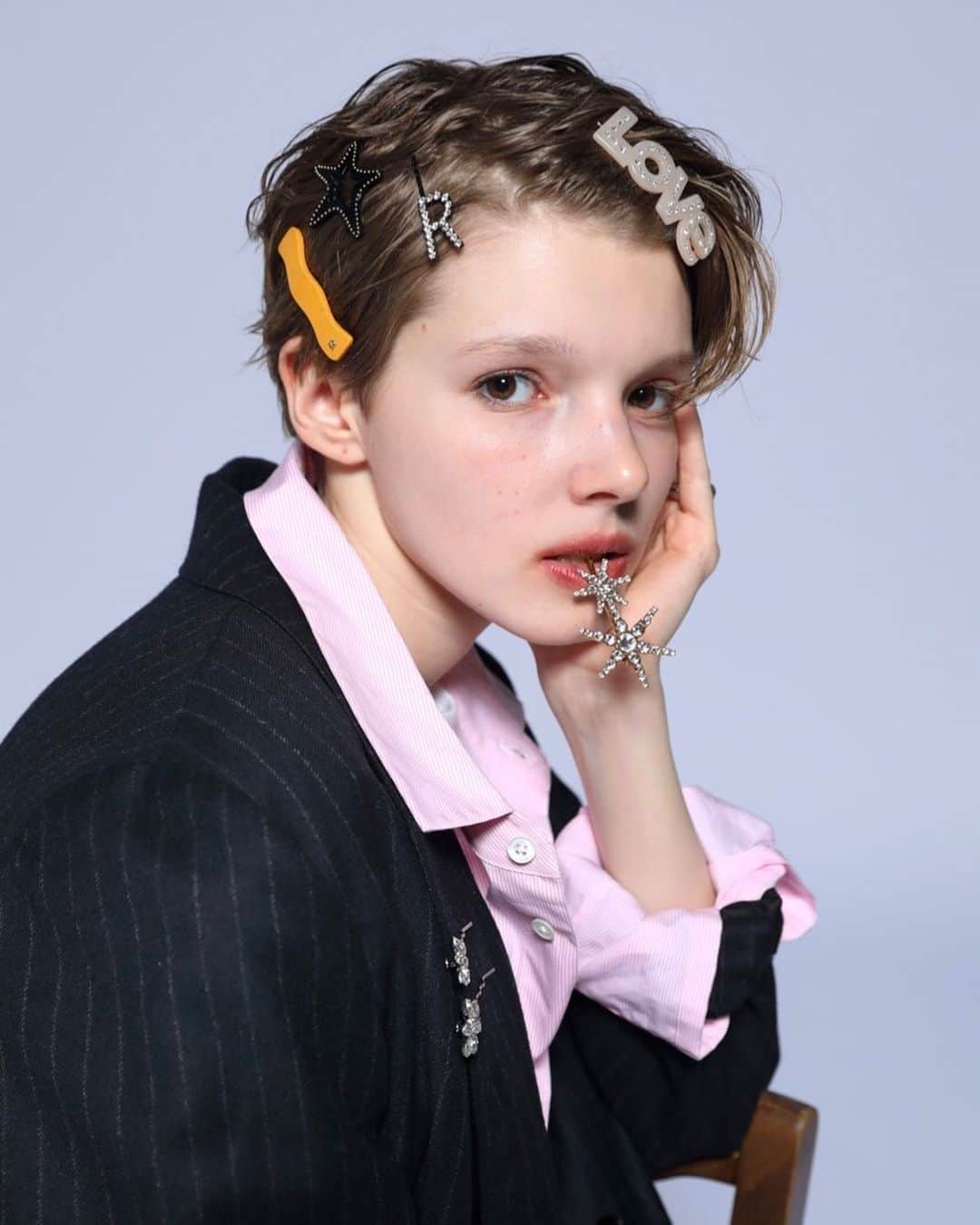 のインスタグラム：「Sweet and Bitter. ロックな彼女の、甘いの、甘くないの🖤⚡️ . キラキラで可愛いヘアアクセサリーが多すぎて、どれを付けるか毎日悩んじゃう！辛口のピークドラベルのジャケットを合わせれば、お気に入りのヘアアクセを全部付けても甘くなりすぎない。 やっぱり私は、可愛いものが好き！子どもの頃から大好きなキラキラで可愛いアクセサリーは、大人になっても私の乙女ゴコロをぎゅっと掴んで離さない🫶🏻 . ジャケット　@couturedadam  シャツ　@aton_tokyo  黄色ピン/星ピン/LOVEピン　@turtlestory_official  Rピン　@leletny  口にくわえたピン/ジャケットにつけたピン　@jenniferbehr  . from vol.86 ・・・・・・・・・・・・・・・・・・・・・・・・・・・  #cluel #クルーエル #cluelmagazine #クルーエル女子 #fashion #ファッション好き #ファッション雑誌 #おしゃれ #グッドガール #冬コーデ #ヘアアクセ #アクセサリー #バレッタ #ヘアアレンジ #ショートヘア #ロック #ジャケットスタイル #シャツコーデ #ボーイッシュ女子 #シンプルが好き  こちらのアカウントもフォローしてね！ @cluel_homme @navys_magazine」