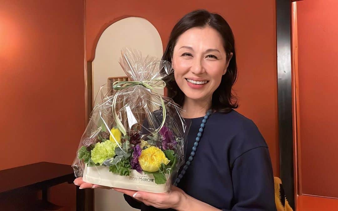 会津くみこのインスタグラム：「お久しぶりの投稿です。  昨年暮れ、私の生活は一変しました…😱😱😱 無我夢中のこの一年でしたが、多くの方々の支えのお陰で何とか無事に乗り切る事が出来ました。 私は元気です！😁 感謝感謝の一年、本当にありがとうございました🙏  今年は、不慣れな仕事と200%格闘の一年でしたが、来年は、今年100%出来なかった「バレエ」😭99%出来なかった「陶芸」「字手紙」😭 （はい、全部趣味ですが何か？） を復活させて、公私ともにバランスの取れた一年を目指そうと思います🥰  来年もよろしくお願いします。 良いお年をお迎えください❤️」