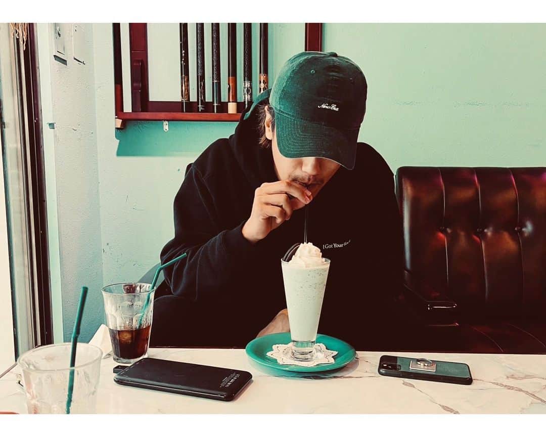 のインスタグラム：「酒xタバコxチョコミントスムージー。  #二日酔い」