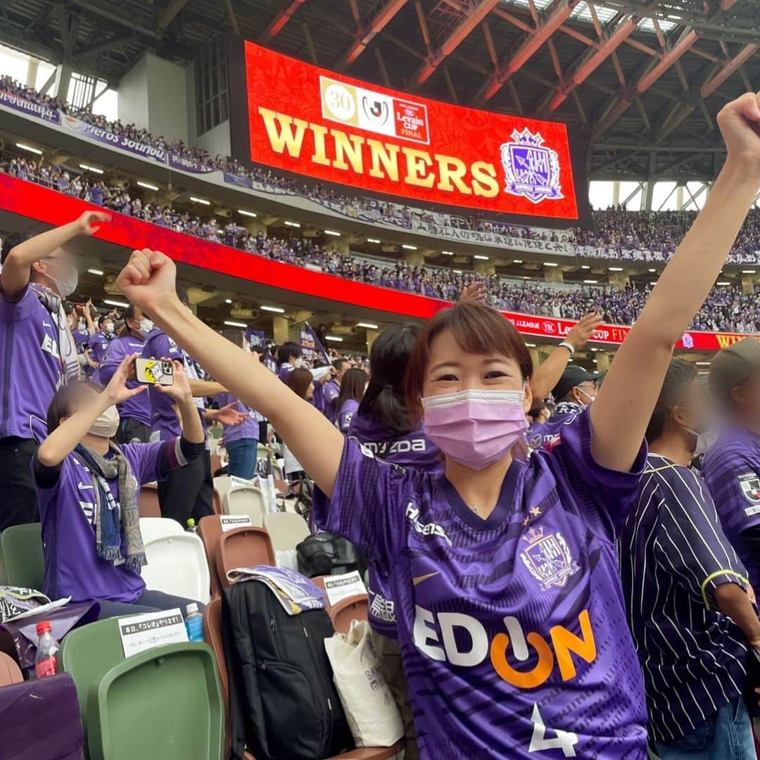 有田優理香さんのインスタグラム写真 - (有田優理香Instagram)「🙇‍♀️  2022年ありがとうございました🐯  今年もたくさん広島スポーツに感動をもらいました。 その喜びをスポーツキャスターとして放送を通して視聴者の皆さんと共有できたことはとっても幸せでした😌  中でもサンフレッチェのルヴァンカップ優勝を 現地国立で観られたのは一生の思い出です🏆 最後の最後まで諦めなければ何かが起こる。 2015年のチャンピオンシップ第1戦を大阪で見た時のような緊張感でしたが、劣勢でも絶対何か起こるって 最後まで諦めずに声を出し続けました。 優勝の瞬間スタジアム内で大歓声が響いた あの景色は忘れられません。  さらにゴール裏の声出し応援席で 見られたことも貴重な経験です。 しかも2列目という超特等席…！笑  勢いでチケットをゲットしたものの私のような応援新参者が行ってアウェーじゃないかな…とドキドキだったのですが皆さん温かくて安心しました☺️ 劣勢でも全員で跳んで声を出し続けていました。 一緒に戦うってこういうことなんだと、 記者席での取材では感じられない熱を 全身で感じられました。 来季はもっとB6近くで観戦したいな…⚽️  サンフレッチェは、スポーツって面白い！取材って楽しい！と初めて思わせてくれた大好きなチーム。 原点に戻れたというか、 改めてスポーツ好きだなって思えた1日です💜  来年もいっぱい現場に行って、いっぱい企画します💪 どうぞお付き合いくださいー！  おまけ。 国立に超絶イケメンサポがいる！なんかオーラがちがう！ って思ったら、高校サッカーでお世話になったフリーアナウンサーの小松正英アナでした🤣 佐々木翔選手とは高校時代サッカー部の先輩後輩！ 今度は広島でおまちしております🍁  #sanfrecce #サンフレッチェ広島  #ルヴァンカップ優勝 #広島テレビ #アナウンサー　#有田優理香」12月31日 11時07分 - yurikaa0624