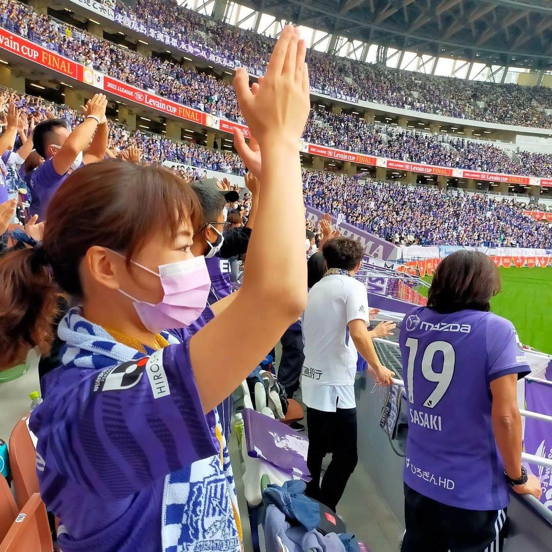 有田優理香のインスタグラム：「🙇‍♀️  2022年ありがとうございました🐯  今年もたくさん広島スポーツに感動をもらいました。 その喜びをスポーツキャスターとして放送を通して視聴者の皆さんと共有できたことはとっても幸せでした😌  中でもサンフレッチェのルヴァンカップ優勝を 現地国立で観られたのは一生の思い出です🏆 最後の最後まで諦めなければ何かが起こる。 2015年のチャンピオンシップ第1戦を大阪で見た時のような緊張感でしたが、劣勢でも絶対何か起こるって 最後まで諦めずに声を出し続けました。 優勝の瞬間スタジアム内で大歓声が響いた あの景色は忘れられません。  さらにゴール裏の声出し応援席で 見られたことも貴重な経験です。 しかも2列目という超特等席…！笑  勢いでチケットをゲットしたものの私のような応援新参者が行ってアウェーじゃないかな…とドキドキだったのですが皆さん温かくて安心しました☺️ 劣勢でも全員で跳んで声を出し続けていました。 一緒に戦うってこういうことなんだと、 記者席での取材では感じられない熱を 全身で感じられました。 来季はもっとB6近くで観戦したいな…⚽️  サンフレッチェは、スポーツって面白い！取材って楽しい！と初めて思わせてくれた大好きなチーム。 原点に戻れたというか、 改めてスポーツ好きだなって思えた1日です💜  来年もいっぱい現場に行って、いっぱい企画します💪 どうぞお付き合いくださいー！  おまけ。 国立に超絶イケメンサポがいる！なんかオーラがちがう！ って思ったら、高校サッカーでお世話になったフリーアナウンサーの小松正英アナでした🤣 佐々木翔選手とは高校時代サッカー部の先輩後輩！ 今度は広島でおまちしております🍁  #sanfrecce #サンフレッチェ広島  #ルヴァンカップ優勝 #広島テレビ #アナウンサー　#有田優理香」