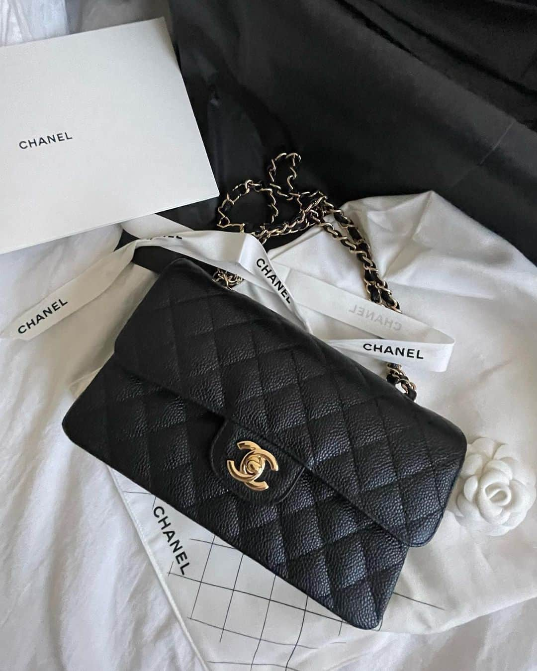 ひるいちかのインスタグラム：「2022年に購入したもの 〜アブダビ編〜  ⚫︎CHANEL Classic Handbag フラっと寄ったCHANELでその日偶然入荷があった ダブルフラップマトラッセ🖤 実用しやすいキャビアスキン×シャンパンゴールドが 理想的すぎてこれからの海外生活頑張ろう！ と自分を応援するために即決♡  ⚫︎ダイヤのフルエタニティリング 人差し指サイズの華奢すぎない 適度なボリュームのフルエタニティをずっと探していて 何回もお店で吟味してやっと手に馴染むものを見つけた💍 これはなんでもない日にパパから👏♡  アブダビ、ドバイにはGOLD SOUKという金製品を その日のレートで購入できる市場街があります💰(画像5枚目)行ったことないけど日本の御徒町みたいな感じかな？ ジュエリーだらけの大人のテーマパークです🙈♡ これについては今また別のものを狙い中🤣 後日また投稿します♡  ⚫︎MaxMaraの白シャツ 無類のシャツ好きとしていつかは、と思っていたMaxMara #骨格ストレート に合う上質さは カジュアルに崩しても品良くキマる一枚です👔 →著書『ヒルイルール』でも骨格別白シャツの 選び方ルールについて触れています♡📗  UAEは日本人向けの洋服ブランドが本当に少なくて🥲 ですがこれも一つの機会と捉えて 一過性の買い物はぐっとガマン、 #骨格診断#パーソナルカラー の知識を活かして永く愛せるものを少しずつ購入していきます☺️✨  #2022年購入品 #chanel #maxmara #フルエタニティリング #dubai #ドバイ #abudhabi #アブダビ生活  #骨格診断 #パーソナルカラー診断」