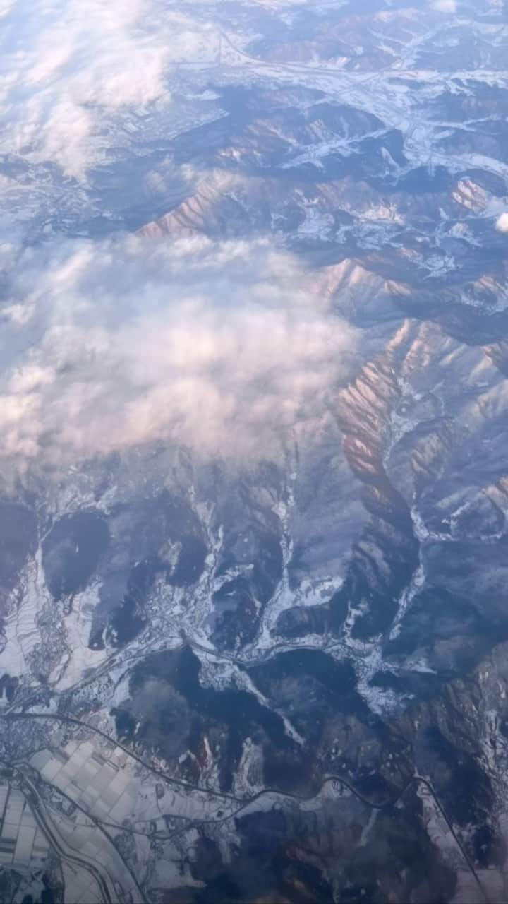 チョ・テグァンのインスタグラム：「I fly in my dreams quite often. So does my pops and my brother. I use my legs to take off, and they use their upper body.   December, 2022. From above, SK.」