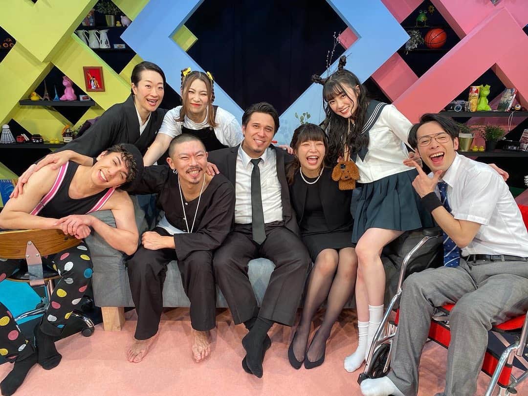 熊野直哉のインスタグラム：「2022振り返り〜  ダディーフーに始まり、ダディーフーで地方に行ったりポップアップショップをやったり、バカバッカとしては沢山の触れ合いがありましたね！  演出として参加したリバースワールドや、嶺上開花。舞台としては年間ここまで立てると思ってませんでした。 感謝です！  ただ、なんと言っても、今年は年間ステージに立った回数は300回を超えるみたいです。 信じられませんが、紛れもない事実だと思うとほんとに嬉しい限りです！！！ キツい！よりも、幸せ！が勝ったエンターテイメントな一年でした！ 2023年もどーぞよろしくお願いします🙌」