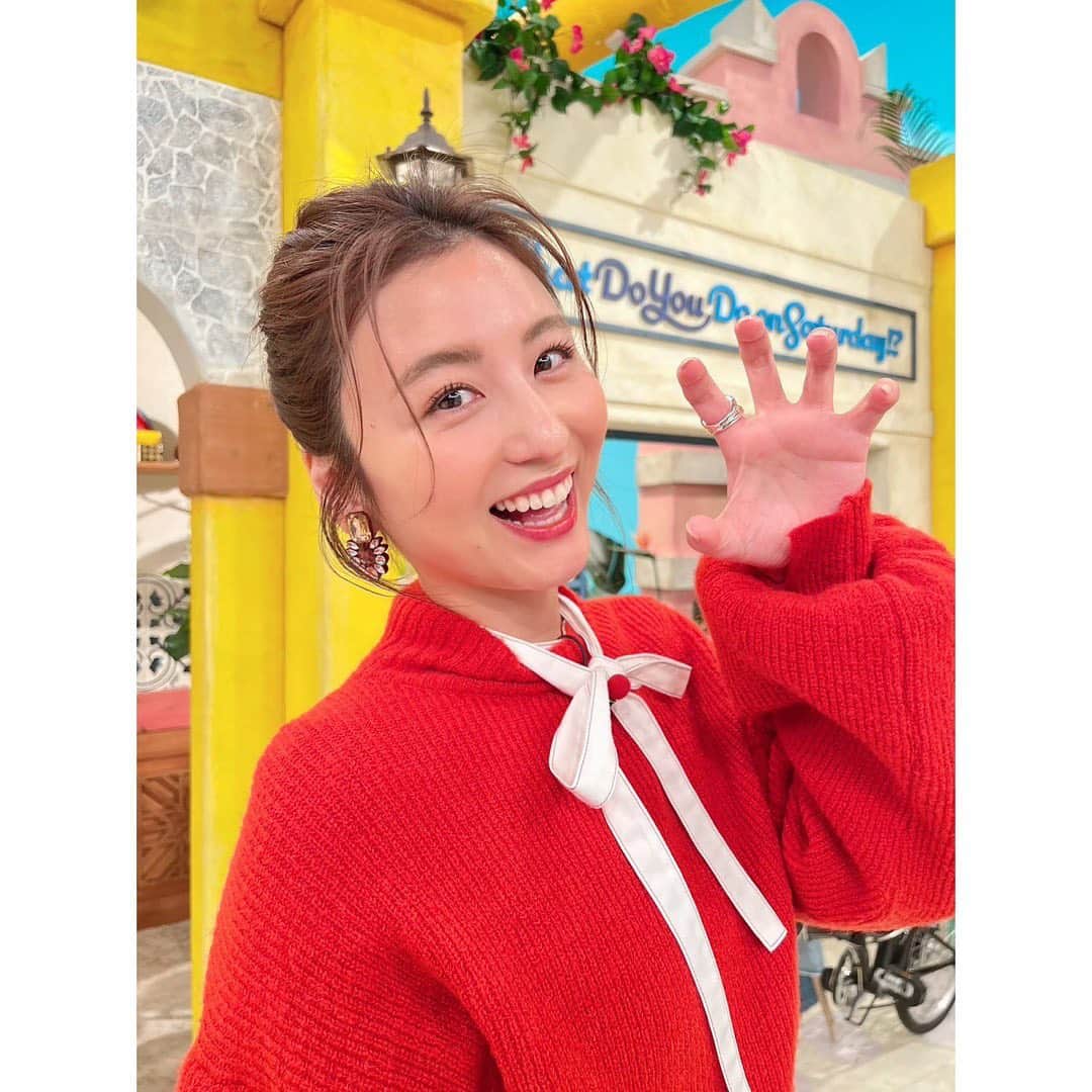 宇賀なつみのインスタグラム：「.  ガォーっということで‼︎  今日で寅年2022年も終わり。 あっという間の1年でした。 次の年女も楽しみだなーー♡  どんどん面白くなる毎日に感謝して、 今日はのんびり過ごします。  また新しい年も、よろしくお願いいたします‼︎  tops @snidel_official one-piece @celford_official jewelry @abiste_official @daughtersjewelry shoes @dianashoespress  #土曜はナニする  #関西テレビ #フジテレビ #2022 #大晦日 #宇賀なつみ」