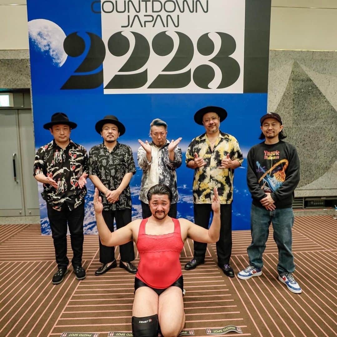 のインスタグラム：「2022.12.28  COUNTDOWN JAPAN2223  2022.12.29 FIGHT BACK2022  2022年ありがとうございました🐯  2023年もよろしくお願いいたします🐰  皆さま良いお年をお迎えください🌅  Photo by @saru_0305」