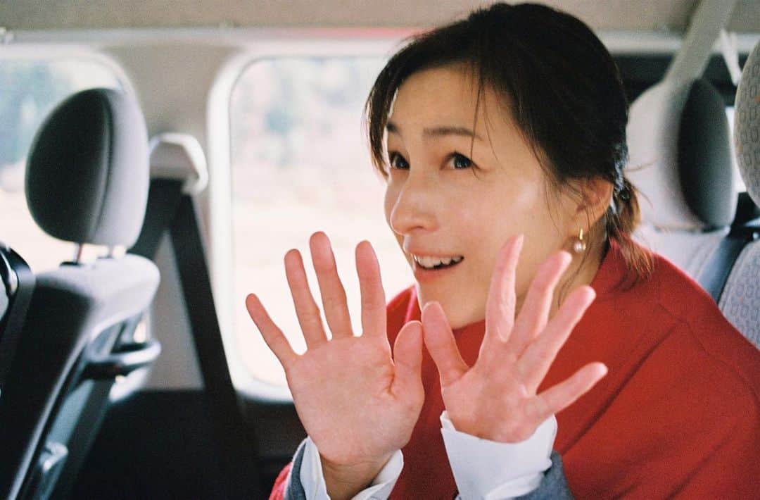 のインスタグラム：「. どういう話の流れか全く覚えていませんが 手を見せてくれました🤲🏻 今年もこんな感じでヒロスエと楽しく過ごしておりました そしてラヴィット！でフカヒレをいただいたので 2022年やり残したことはありません🥳  2023年一発目はKAT-TUNの中丸さんに おもてなしされております 明日、日本テレビ系 朝６時からの「新春シューイチ☝🏻」で お会いしましょう🚗  みなさまよいお年をお迎えください🎍  #温かく見守ってくださって #ありがとうございます #来年もたくさん #おふヒロスエ #撮ります」