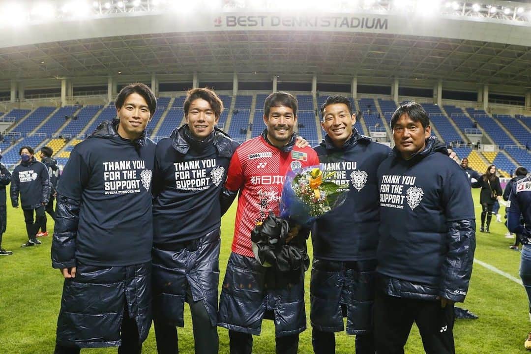 杉山力裕さんのインスタグラム写真 - (杉山力裕Instagram)「Team GK 最高のグループでした。GKコーチの塚本さんはもちろんの事、むら、なが、たくみが居なかったらここまで自分は出来なかった。彼らに感謝。 #塚本秀樹 @gk_murakami31  @nagaishi0216  @avinoi.gram」12月31日 11時37分 - rikihiro_sugiyama23