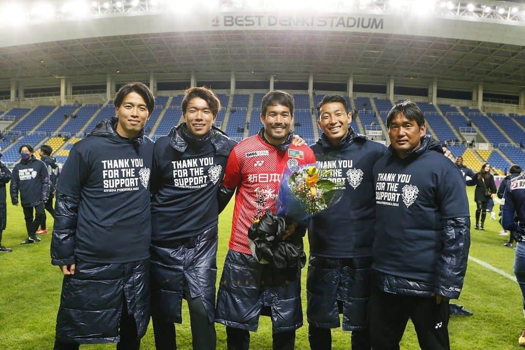 杉山力裕のインスタグラム：「Team GK 最高のグループでした。GKコーチの塚本さんはもちろんの事、むら、なが、たくみが居なかったらここまで自分は出来なかった。彼らに感謝。 #塚本秀樹 @gk_murakami31  @nagaishi0216  @avinoi.gram」