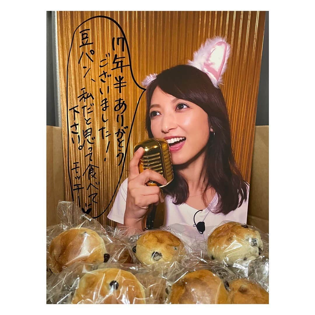 望月理恵さんのインスタグラム写真 - (望月理恵Instagram)「今年もあと数時間ですね。  今年の私の大きな出来事は やっぱりズムサタ卒業です。 (まだ今年だったんですよ)  17年半務めたズムサタを辞めた年。 17年半、、長いですね。  出演していた時より 観てましたと声を掛けてくださる ことが増え、 改めてズムサタの偉大さを 感じる年でもありました。  想いはたくさんあるのですが、 私の心の中に熱を持ったまま いい思い出として収まっているので、 そのままにしておこうと思っています。 (書くのが面倒なわけではないです笑)  またズムサタのような出会いが この先できますように。  ここを訪れて下さった皆様との ご縁にも感謝です。 コメントも嬉しいです！ ありがとうございます。  来年もよろしくお願いします。 皆さんにとって来年も 良い年になりますように。  写真は最後の日に 共演者やスタッフの皆さんに配った 豆パンです。 「私だと思って食べてください」 今見ると気持ち悪いフレーズですね。  #ズムサタ最高 #モッチーを作ってくださり ありがとうございました。 #コスプレの扉もあけてくださり ありがとうございました。」12月31日 11時49分 - mochiee28