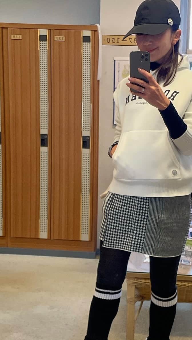 坂田陽子のインスタグラム：「駆け込み投稿🤣 ・ 先日行われた @atsukomatsufuji  あっちゃん主催の #愉快な美ゴルコンペ　は5回目にして 参加者24名、豪華協賛品ズラリの華やかなコンペでした。 美容に関する経営者や業界に精通してる方が多く参加してる（しかも美女❤️）コンペだけあって、 正に！参加するだけで 愉しくて綺麗になれる🤣 それが愉快な美ゴル⛳️🏌️‍♀️❤️ ・ ・ 時間の都合で参加できなかったパーティーでは有りますが💦頂いてしまった景品が凄い🤣 ↓ 否が応でも紫外線浴びまくりのゴルフ前後のお手入れに嬉しい ◆ナチュラルエレメンツ　セラムC   @natural_elements_cosme  ◆bonotox タイムレスコードシートマスク  @bonotox_japan  ◆bonotox タイムレスコード美容液  @bonotox_japan  ◆クレアクリニック  @clair_clinic_official  そして❗️ プラセンタ注射20本分に該当する濃度の 飲むプラセンタ ◆東京プラセンタ  @tokyo_placenta_20cc で疲労回復❗️ （飲み過ぎ食べ過ぎな年末年始にも大助かり🙏）  ◆ラウンジレンジ赤坂見附  @loungerange  の特別利用パスという、身に余る（実力に伴わない有難い賞品を頂きました。  驚き桃の木な豪華協賛品はこちら💁‍♀️ ◆日本橋エステ  @salonlavie0331  ◆エクオエステ  @rassurer2355  ◆Della Born   @dellaborn_official  ◆お茶　  @not_tea_official  ◆nu beaute   @nu.beaute.jp  ◆モルフォ  @cypris_womens  ◆リジュラン  @luluhana_hw  ◆ゴルフキックス  @golfkicks.co  ◆バルーン  @j.f.b.a_setagaya  @balloon_coyuno  ◆ラブクロム  @lovechrome_tokyo  ◆コーヒーローストエルブランコ  @elblanco_design  ◆カペラビューティー  @capella_beauty_  ◆大豆クリーナー　  @soy_cleaner   ◆pluster  @pluster.jp  ゴルフを通して広がる輪。 来年も大切に、そしてもっもっとゴルフを愉しみたいと思います。 ・ ・ #女子ゴルフ　#女子ゴルフウェア #女子ゴルフコンペ　#美ゴル #golf #golflover」