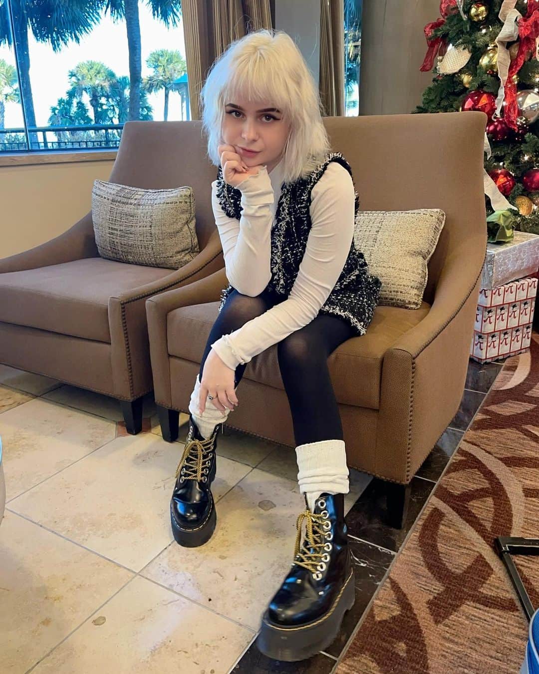 レベッカのインスタグラム：「♟️🤍」