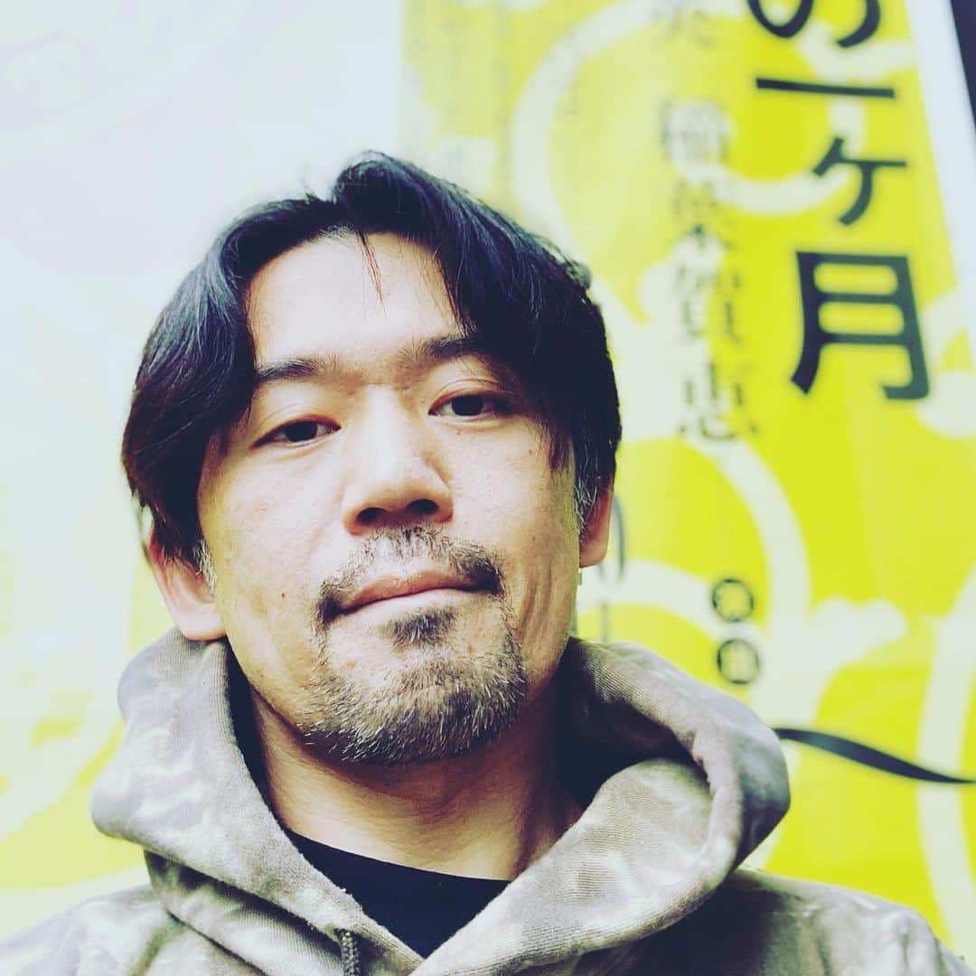 岡田義徳さんのインスタグラム写真 - (岡田義徳Instagram)「本年も大変お世話になりました。  沢山の学びがある年で、自分も家族も成長できた一年でした。  来年は地に足をしっかりとつけて 前に前に進みたいと思います。  沢山の良い作品に巡り合えますように。  皆様にとっても良い年が訪れます様に。  #ありがとう2022 #来年もよろしく」12月31日 12時13分 - yoshinori_okada_44