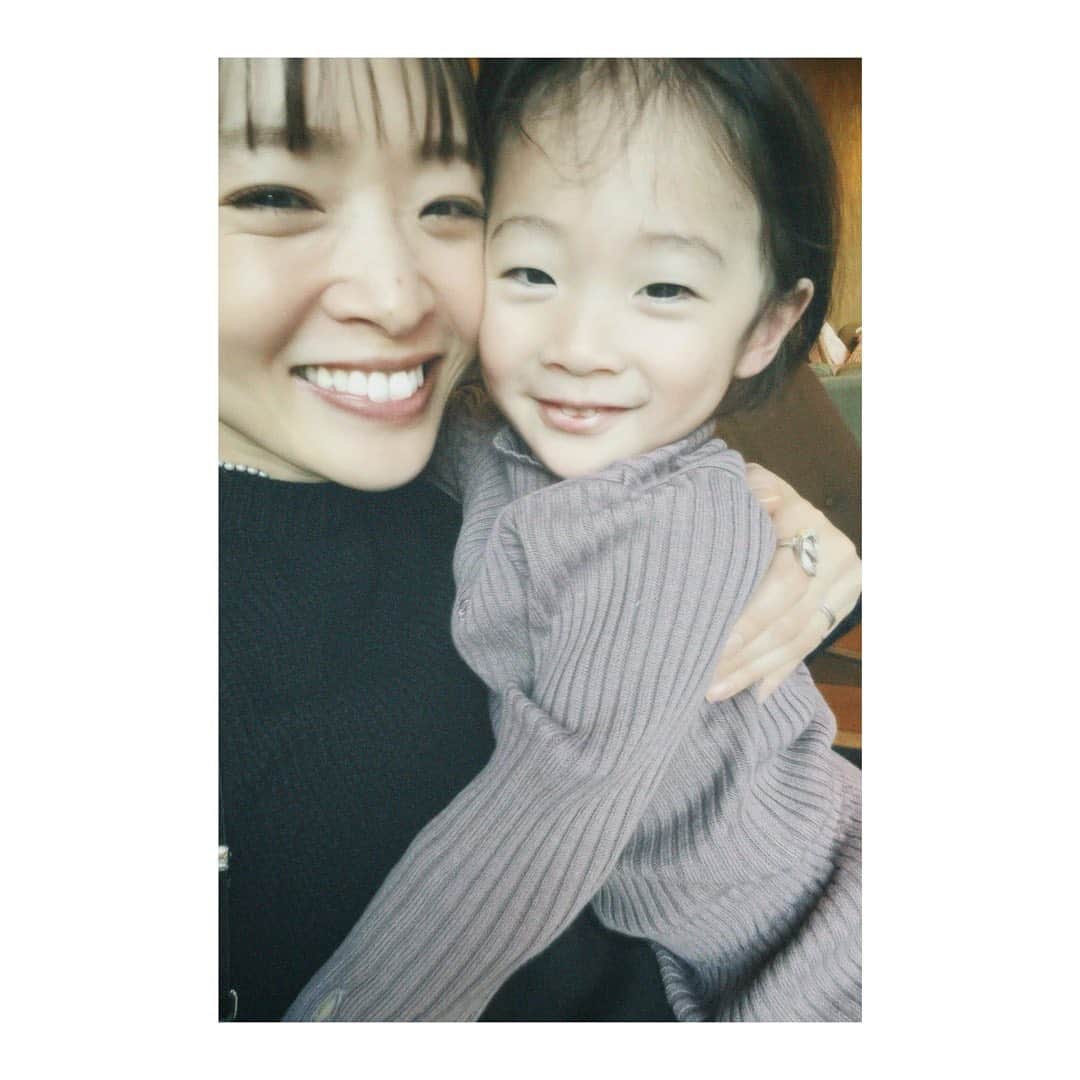 野尻美穂のインスタグラム：「ありがとう2022！  今年は新しくoojuを立ち上げました。 子供服の難しさ、苦戦する事も多々あるけど、作り上げた物を沢山の方の手に取っていただけて本当に嬉しいです。 服作り出来ている事、本当に楽しいし、まだまだ未熟だけど、来年ももっと成長出来るように頑張る！ wai+も沢山の方に愛してもらえて本当に嬉しいです😭❣️  何よりサポートしてくれている周りのスタッフに感謝してます🤝✨  仕事も家族の事も大変な事もあるけど、それなりに成長出来てきていると思える事が、良い1年だったなという証。  毎日感謝です💎  皆様良いお年を☺️  あぁキンプリ切ないジャニカウコンも絶対観る🥺😮‍💨  #20221231」