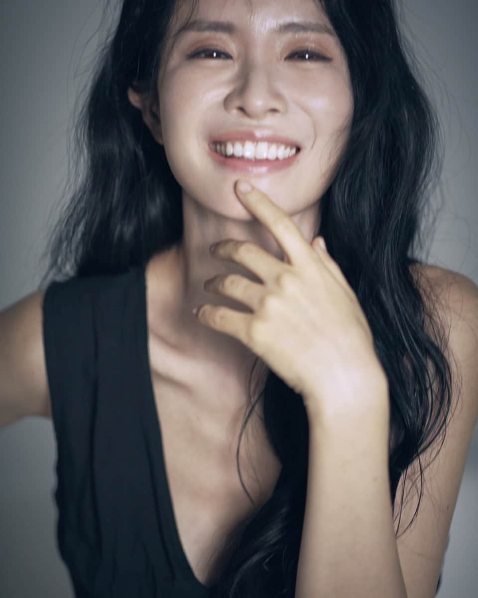 パク・キヨンのインスタグラム：「2022년이 12시간 남았네요. 2022년은 지금껏 제가 왔던 삶의 길들을 돌아보며 앞으로의 삶에 대해 많은 생각을 한 해였습니다.  중요한 결정을 위해 깊이 생각하고 고민해야 했고 책임감을 가져야 할 위치에서 삶의 무게를 느끼기도 했습니다.  그래도 많은 무대에서 여러분을 만날 수 있어 행복했고 새 앨범을 발매하고 베스트앨범과 일렉트로닉 앨범을 준비하며 설레고 즐거운 일들을 많이 경험하고 있습니다.  2023년은 제가 데뷔한 지 25년이 되는 해입니다. 새해는 앞으로의 25년을 기대하며, 다시 첫 발을 내딛는 한 해가 될 것 같습니다.  2023년에는 더 가까이 여러분이 함께해 주시기를 원하고 바랍니다!  한 해 동안 수고 많으셨습니다. 함께여서 즐거웠어요. 새해 복 많이 받으세요!」