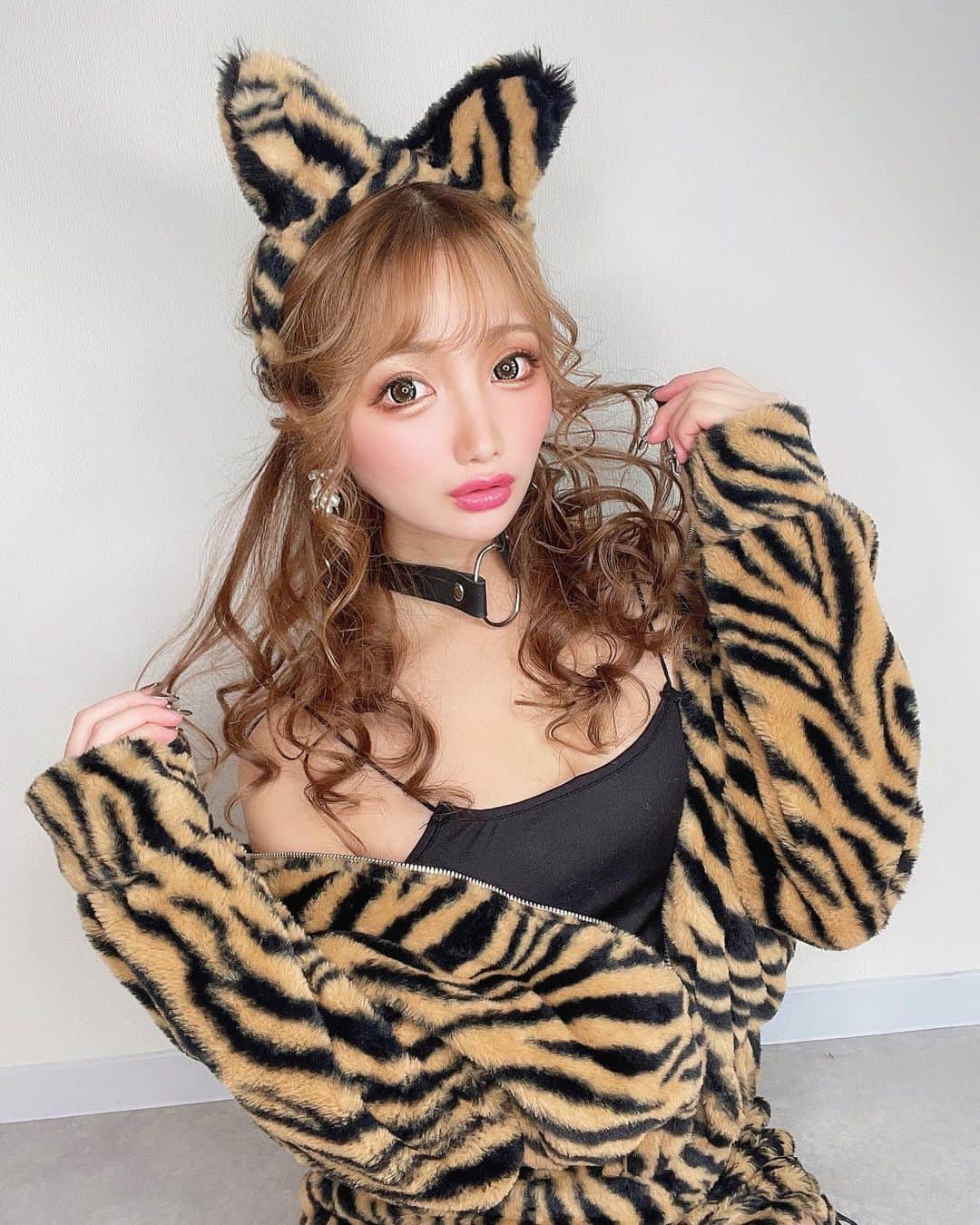 のインスタグラム：「bye-bye⭐️寅年🐅❤︎  今日で2022年最後だね🥺！  明日から卯年かぁ〜🐰💫 …ってことでトラさん着て撮影したときの 2022年ラストに貼っておきますか🐯♪笑  @daisuke_5511 さんのヘアメと撮影の時の♡ お世話になりました🥺⭐️  2022年関わってくれた皆様に感謝ﾃﾞｽ🥺❤︎  皆さん良いお年を🎍♪ 2023年からもこんなまゆぴちゅーを よろしくお願い致します🙇‍♀️💓みんなﾗﾌﾞ🫶🏻 . . . #2022 #2022年 #寅年 #🐅 #コスプレ撮影 #コスプレ女子 #トラさん #thankyou2022」