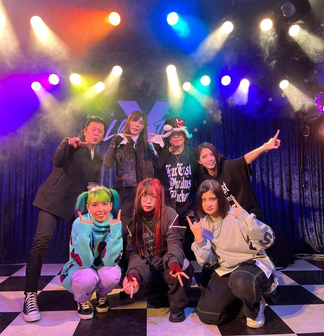 のインスタグラム：「駆け込み投稿、12/24は極東ファロスキッカー3度目の独演会でした！ ワンマンライブと言いつつ、オープニングゲストにGREED FIVE EGG'Sが出演してくださいました。 女子スリーピースバンドで音も分厚くパワフルで格好良かった！ 今年は極東ファロスキッカーとしてのライブもコンスタントに出来て、新曲もバンバン出来て楽しい一年となりました。 新しいグッズのTシャツも大好評でしたね。 来年も楽しい動きが色々あるのでお楽しみに！ #極東ファロスキッカー #ファロキ #greedfiveeggs  #グリファイ #高円寺loftx」