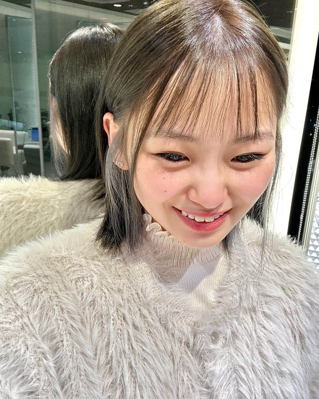 筒井莉子のインスタグラム：「美容室納め💇‍♀️💞  @air_gotoh  いつもいつも ありがとうございます🫶🏻  シルバーの インナーカラー入れてみました🫣  #天神#岩田屋#久留米#福岡#air」