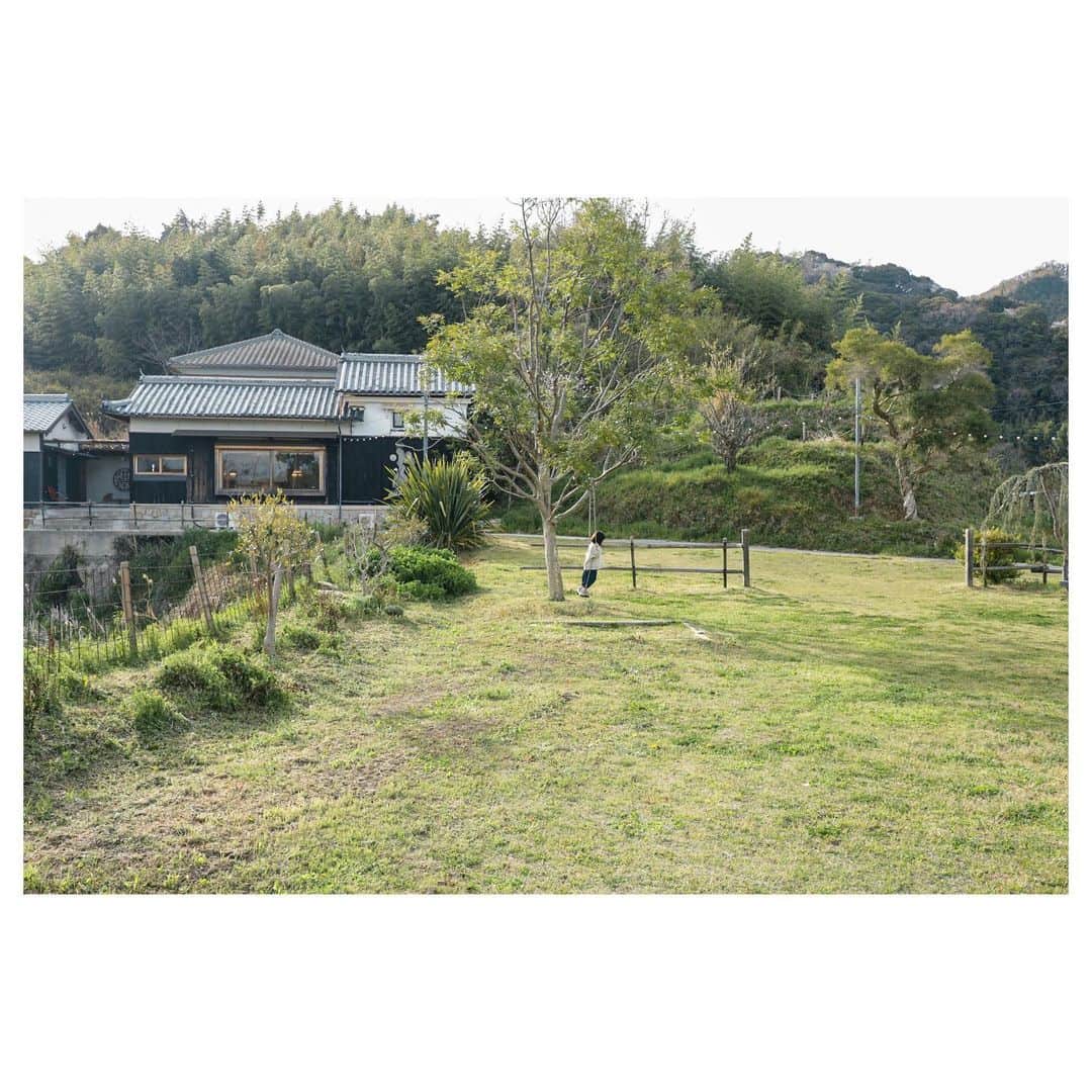 naoko tawaraさんのインスタグラム写真 - (naoko tawaraInstagram)「20220402-0403 @farmstay_greensfarms   誕生日の宿は、FARMSTAY。 娘がのびのび過ごせる場所がいいなーと、外を走り回れて部屋にもブランコがあるこちらに。 ちょうど私たちしか泊まっておらず、思いっきり走り回り、ブランコ乗って、部屋でも遊び倒して。 今でも「また行きたいね」とよく話すお宿に。 朝食もとてもおいしかった🥗 次はサウナとかBBQも楽しみたいなぁ〜  #farmstay #greenfarms #vacationrental #awajishima #淡路島  #vacationrentaljapan #vacationrentalawajishima #貸別荘 #淡路島貸別荘 #淡路島旅行  #淡路島宿泊  #hotel #hotellife #interior」12月31日 12時38分 - noknok705