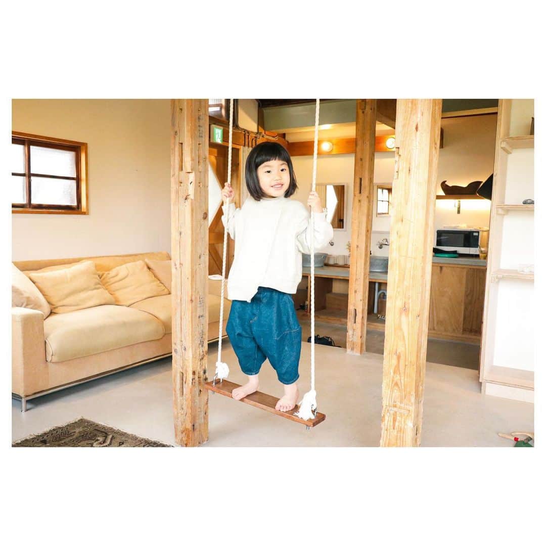 naoko tawaraさんのインスタグラム写真 - (naoko tawaraInstagram)「20220402-0403 @farmstay_greensfarms   誕生日の宿は、FARMSTAY。 娘がのびのび過ごせる場所がいいなーと、外を走り回れて部屋にもブランコがあるこちらに。 ちょうど私たちしか泊まっておらず、思いっきり走り回り、ブランコ乗って、部屋でも遊び倒して。 今でも「また行きたいね」とよく話すお宿に。 朝食もとてもおいしかった🥗 次はサウナとかBBQも楽しみたいなぁ〜  #farmstay #greenfarms #vacationrental #awajishima #淡路島  #vacationrentaljapan #vacationrentalawajishima #貸別荘 #淡路島貸別荘 #淡路島旅行  #淡路島宿泊  #hotel #hotellife #interior」12月31日 12時38分 - noknok705
