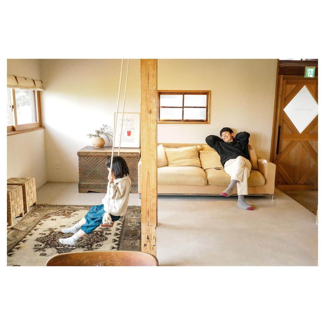 naoko tawaraのインスタグラム：「20220402-0403 @farmstay_greensfarms   誕生日の宿は、FARMSTAY。 娘がのびのび過ごせる場所がいいなーと、外を走り回れて部屋にもブランコがあるこちらに。 ちょうど私たちしか泊まっておらず、思いっきり走り回り、ブランコ乗って、部屋でも遊び倒して。 今でも「また行きたいね」とよく話すお宿に。 朝食もとてもおいしかった🥗 次はサウナとかBBQも楽しみたいなぁ〜  #farmstay #greenfarms #vacationrental #awajishima #淡路島  #vacationrentaljapan #vacationrentalawajishima #貸別荘 #淡路島貸別荘 #淡路島旅行  #淡路島宿泊  #hotel #hotellife #interior」