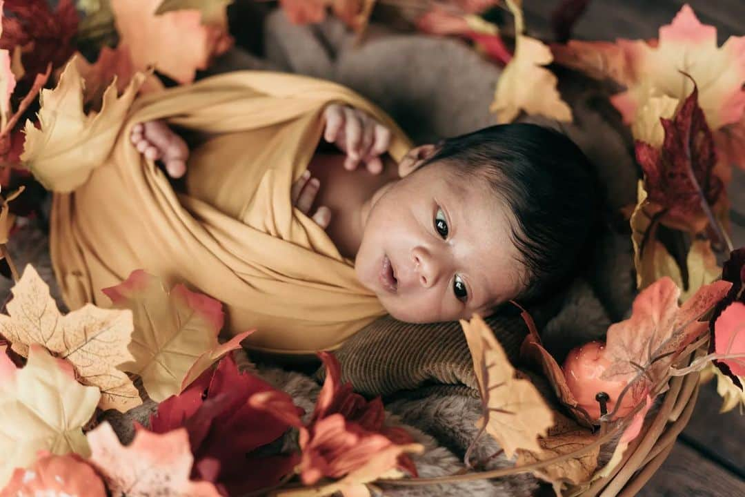 はねゆりさんのインスタグラム写真 - (はねゆりInstagram)「生後15日目で撮影したnew born photo📷✨ 最初は撮る予定じゃなかったけど… 頼んでよかったな💓 ⁡ 赤ちゃんはもちろんだけど 私たちとの3shotを撮ってもらえたのが嬉しかった ⁡ 2022年の始まりの頃には まさか今年、母親になってるとは想像もしていなかったけれど ⁡ そんな、予想外のことがたくさん起きる 自分の人生がとっても好きです😘 ⁡ 赤ちゃんを通して たくさんの人の愛情を感じることができたなぁ ⁡ 幸せを噛み締める そんな大晦日 ⁡ 私の好きな写真を何枚か… ⁡ とっても素敵な記念になりました。 撮影してくれたsawamariさんの手際の良さ… 赤ちゃんの寝かしつけは凄かった👶🏽 ⁡ ありがとうございました😊 ⁡ #ニューボーンフォト #育児#赤ちゃん #ハーフベイビー #blasian#blasianbaby」12月31日 12時45分 - chichi_desu