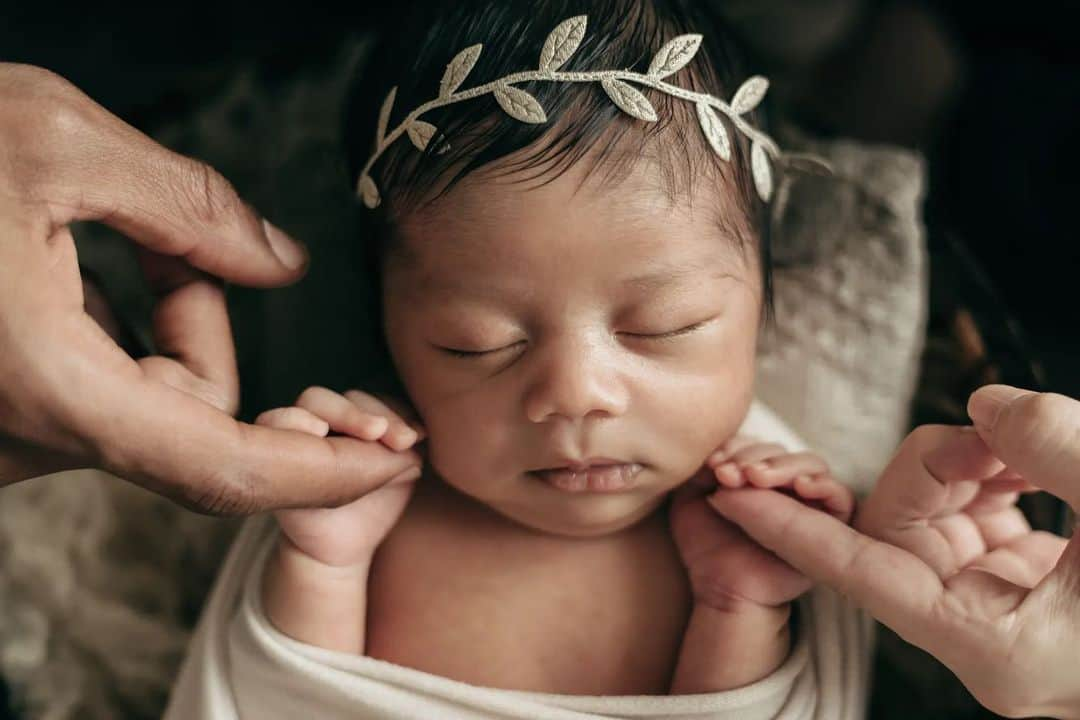 はねゆりさんのインスタグラム写真 - (はねゆりInstagram)「生後15日目で撮影したnew born photo📷✨ 最初は撮る予定じゃなかったけど… 頼んでよかったな💓 ⁡ 赤ちゃんはもちろんだけど 私たちとの3shotを撮ってもらえたのが嬉しかった ⁡ 2022年の始まりの頃には まさか今年、母親になってるとは想像もしていなかったけれど ⁡ そんな、予想外のことがたくさん起きる 自分の人生がとっても好きです😘 ⁡ 赤ちゃんを通して たくさんの人の愛情を感じることができたなぁ ⁡ 幸せを噛み締める そんな大晦日 ⁡ 私の好きな写真を何枚か… ⁡ とっても素敵な記念になりました。 撮影してくれたsawamariさんの手際の良さ… 赤ちゃんの寝かしつけは凄かった👶🏽 ⁡ ありがとうございました😊 ⁡ #ニューボーンフォト #育児#赤ちゃん #ハーフベイビー #blasian#blasianbaby」12月31日 12時45分 - chichi_desu