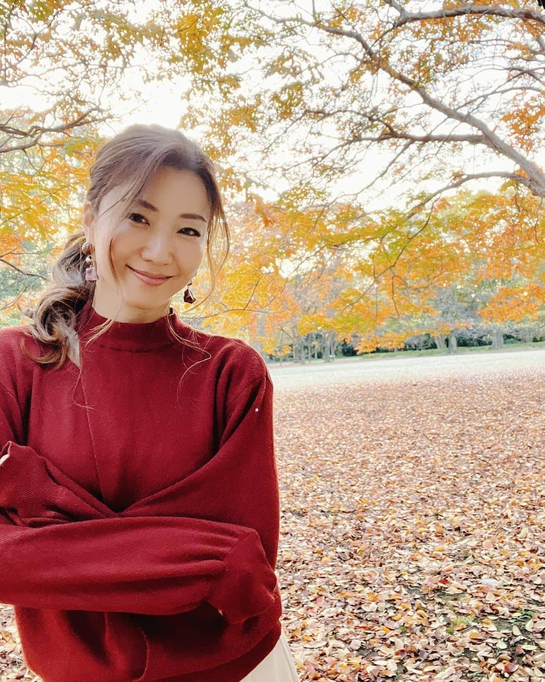 遠近由美子のインスタグラム：「細々とした仕事を終わらせて実家に来ました😌　  今年も、仕事に子育てに… 皆さまには大変お世話になりました。  RinWell CBDも全国にお取引先が増え、チョコレートも冬季はパティシエさん５人体制で製造しています🍫　商品を手にとっていただいたお客様や友人たちからの感想や応援がとても嬉しく、励みになっています。ありがとうございます。  実家で、写真の整理をはじめました。双子さん一歳の誕生日の写真とか！今、やっと。笑　  そして、普段2人を間違えることはないけれど、一歳前の写真だと、、  時々、これはどっちだ？となることが判明😂　似てるなぁ、この2人。（今さらw）  それでは皆さまもゆっくりと✨ 良いお年をお迎えください🎍✨  #パパはカウントダウンまでお仕事でございます😆 #rinwell #双子姉妹 #大晦日に写真整理 #何年分だろ  ※ ※細々＝『ほそぼそ』じゃなくて『こまごま』だよ。笑 内職か？ってツッコミ来た🤣w」