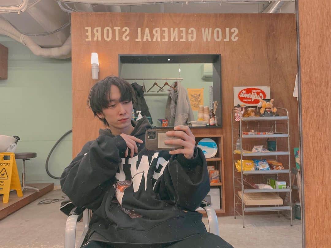 加藤 聖也のインスタグラム：「. さっぱり ✂︎ 年内ちゃんと切り納めできて よかったあ🤣👌🏻 塁、今年もありがとー！ #hair #hairstyle #cut #ORWELL #樋口塁」