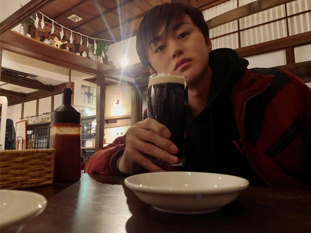 久保宏貴のインスタグラム：「・  忘年会 in 秩父  黒ビールで乾杯といきます♪  ウイスキーも最高🥃 ・ ・ ・ #黒ビール #GUINESS  #秩父  #グルメ #古民家バー  #gourmet  #whisky  #忘年会」