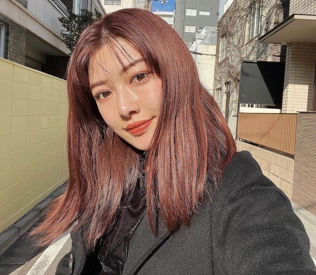 細田彩花のインスタグラム：「. 今年はゴルフを始めたり、仕事が変わったり、ひとりで海外旅行にも行けて、美味しいご飯もたーーーくさん食べました！ 激動な1年でもあり、幸せな1年でもありました！ 関わってくださった皆さま、ありがとうございました🙏🏻🤍  来年もどうぞよろしくお願いいたします！！！ 良いお年を〜🌈  ...............  年納めカラーは毛利さんの髪色が好きすぎてお揃いに👩‍🦰👩‍🦰 ( @hitomimohri )🙏🏻💓💓💓  #最近は髪色維持のために38度のシャワーで洗髪 #毎日カラーを持たせたい気持ちと風邪ひきそうな寒さと戦っております🤧w」